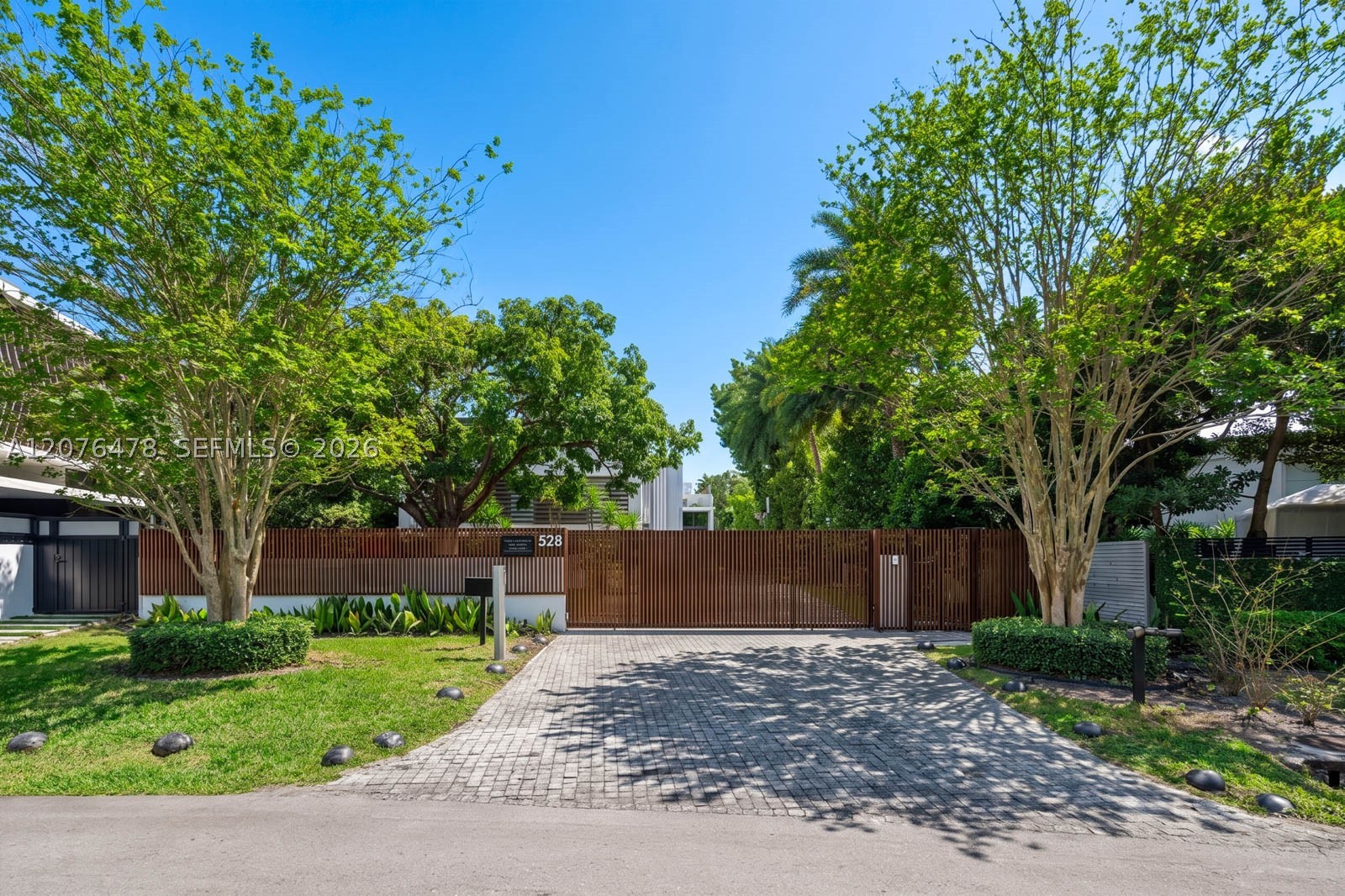 528 Lakeview Ct Miami Beach, FL 33140