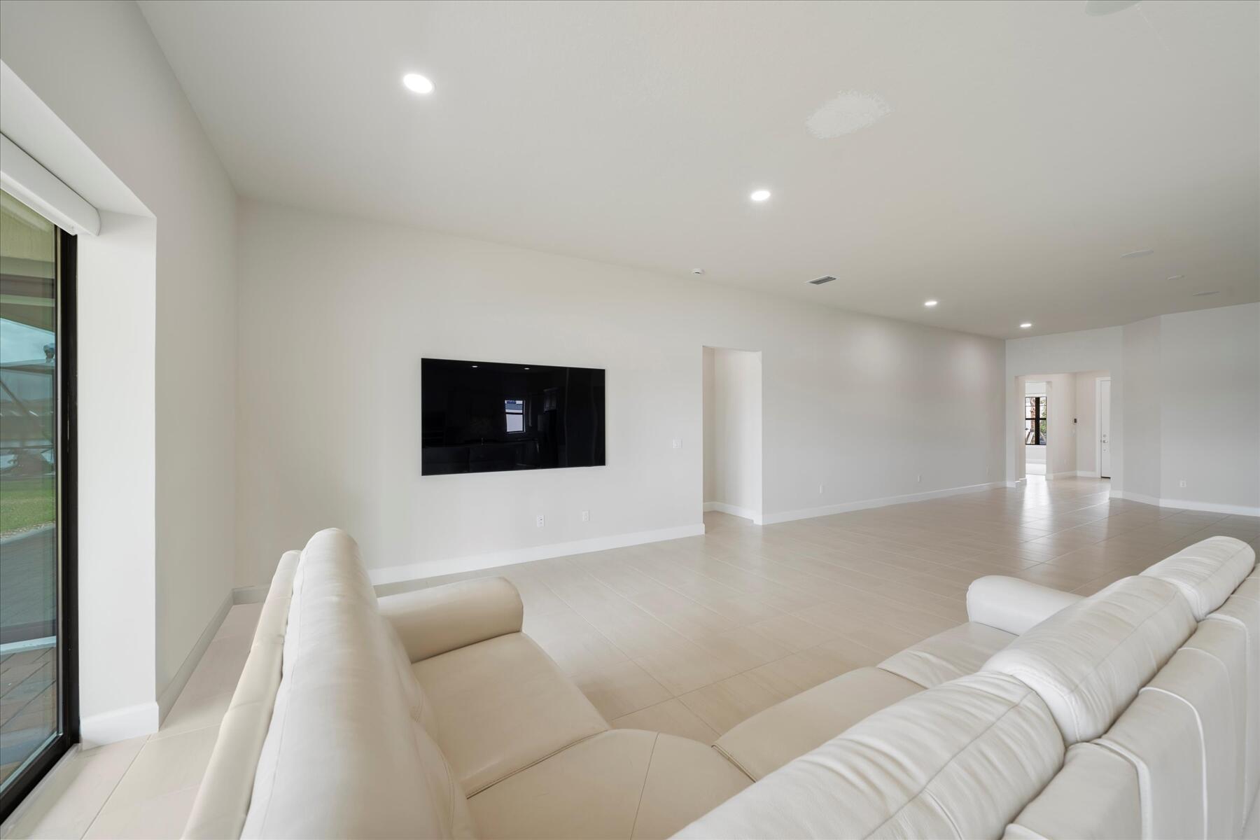 818 SE Courances Port St Lucie, FL 34984