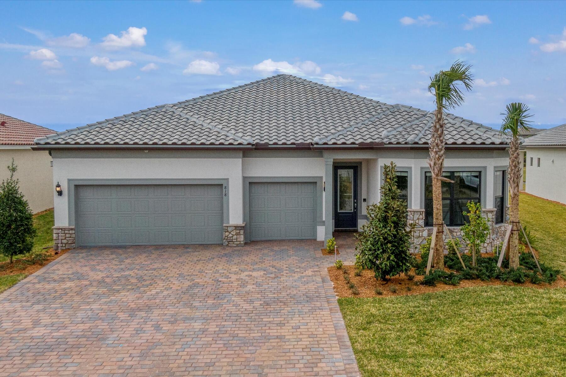 818 SE Courances Port St Lucie, FL 34984