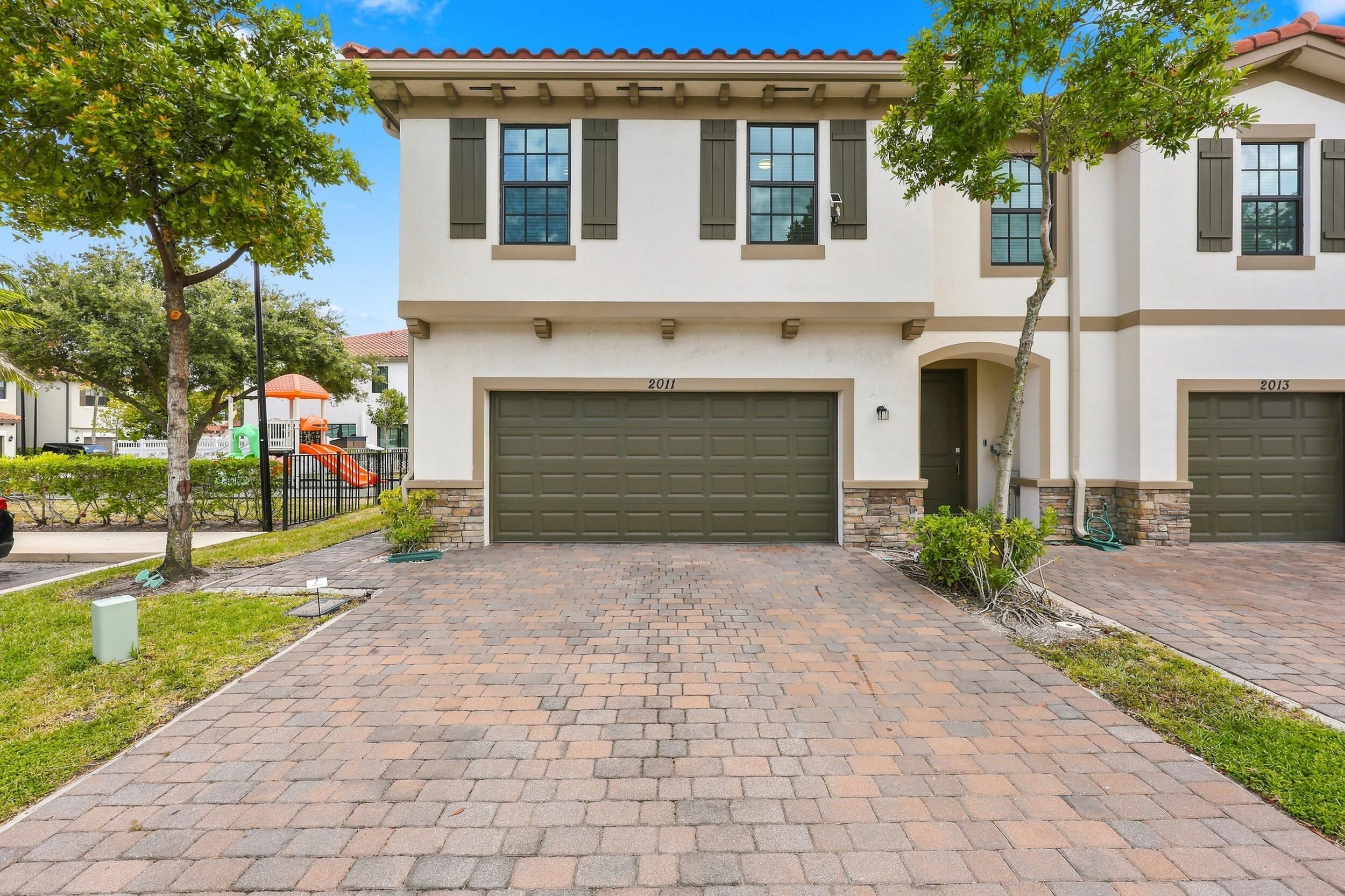 2011 Tamarind Dr