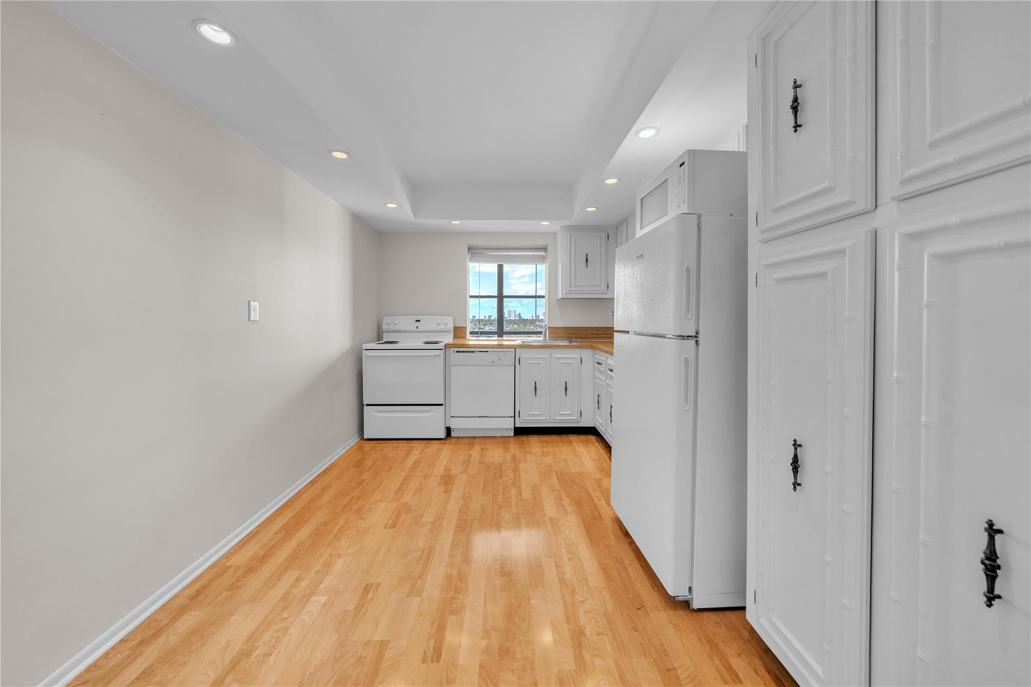 1000 Parkview Dr #925 Hallandale Beach, FL 33009