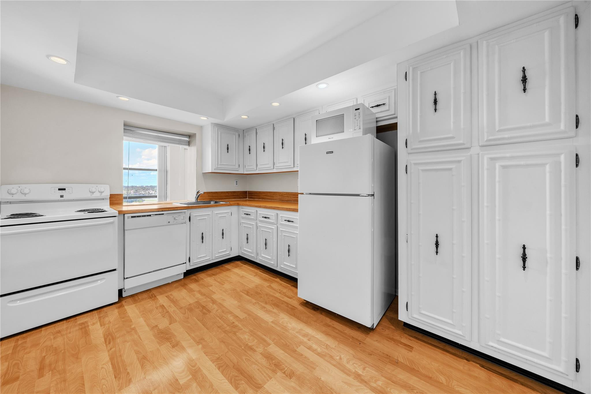 1000 Parkview Dr #925 Hallandale Beach, FL 33009