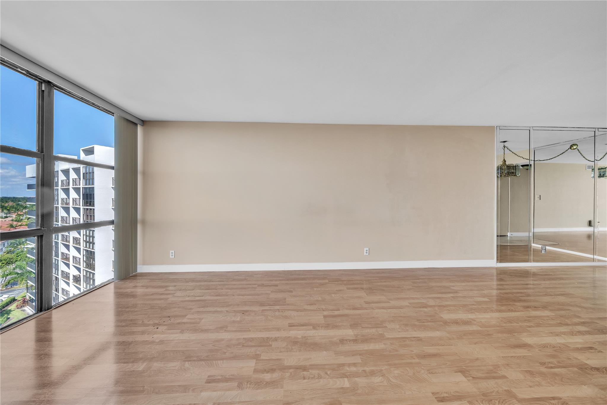 1000 Parkview Dr #925 Hallandale Beach, FL 33009