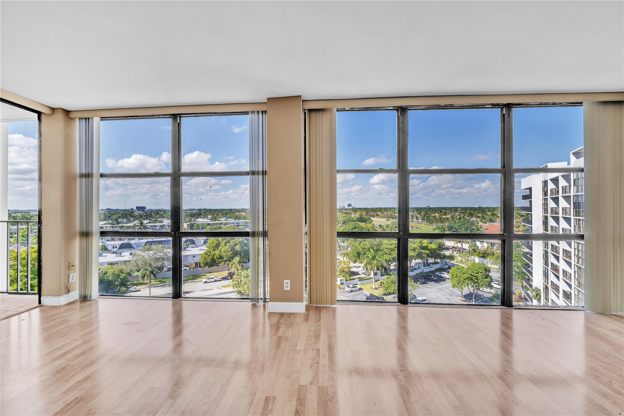 1000 Parkview Dr #925 Hallandale Beach, FL 33009