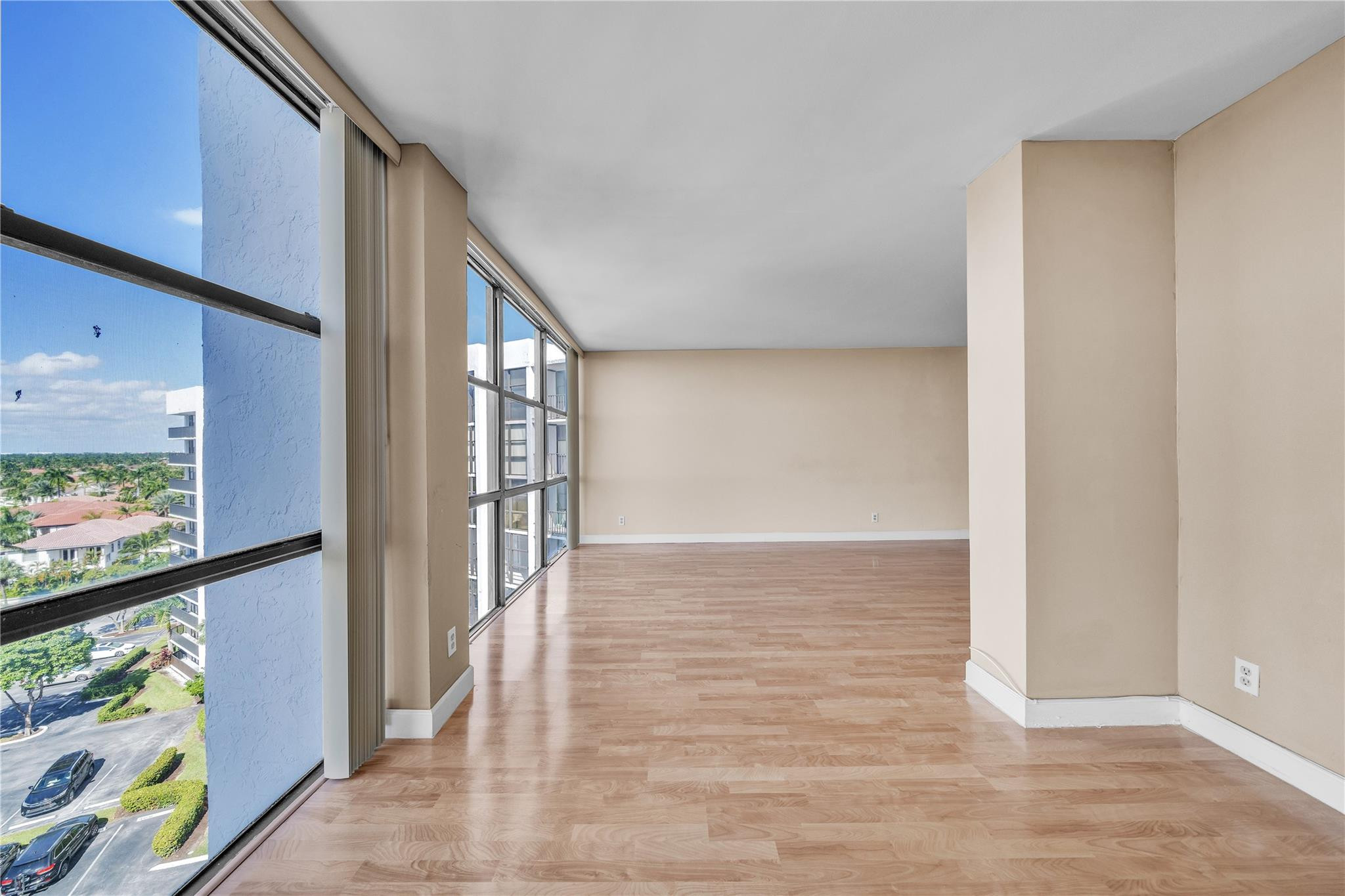 1000 Parkview Dr #925 Hallandale Beach, FL 33009