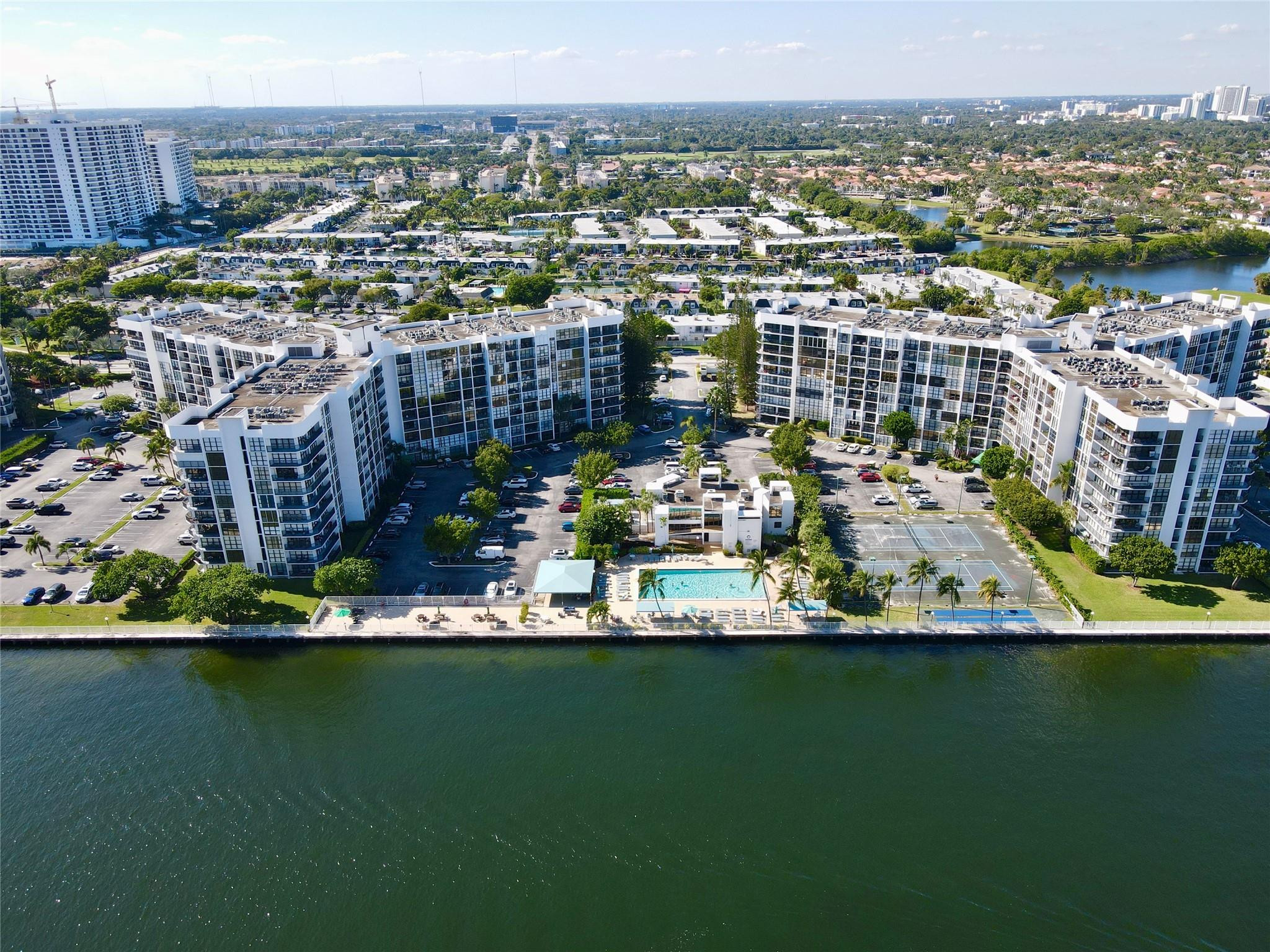 1000 Parkview Dr #925 Hallandale Beach, FL 33009