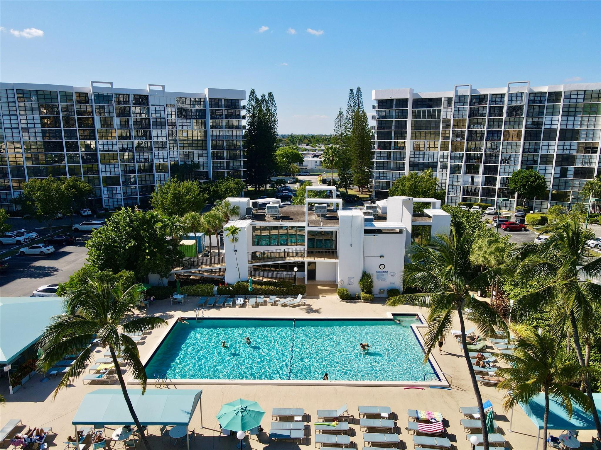 1000 Parkview Dr #925 Hallandale Beach, FL 33009