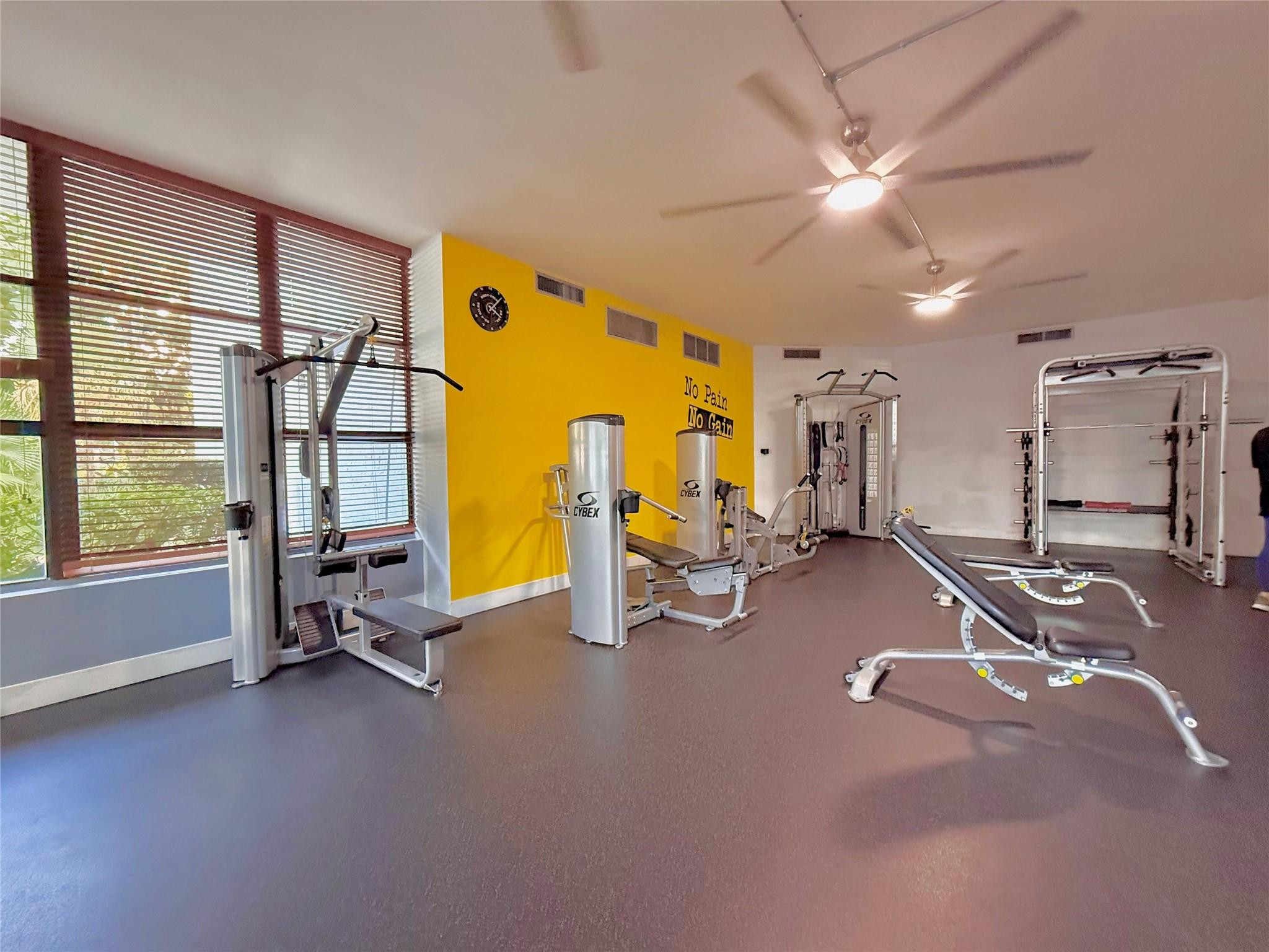 1000 Parkview Dr #925 Hallandale Beach, FL 33009