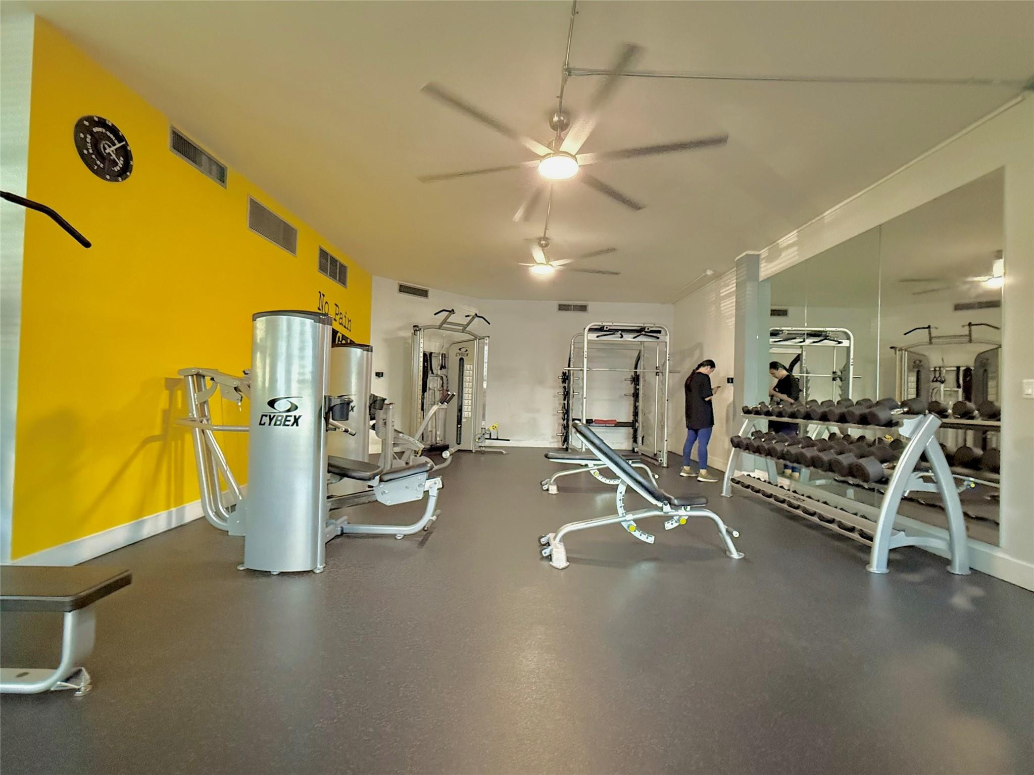 1000 Parkview Dr #925 Hallandale Beach, FL 33009