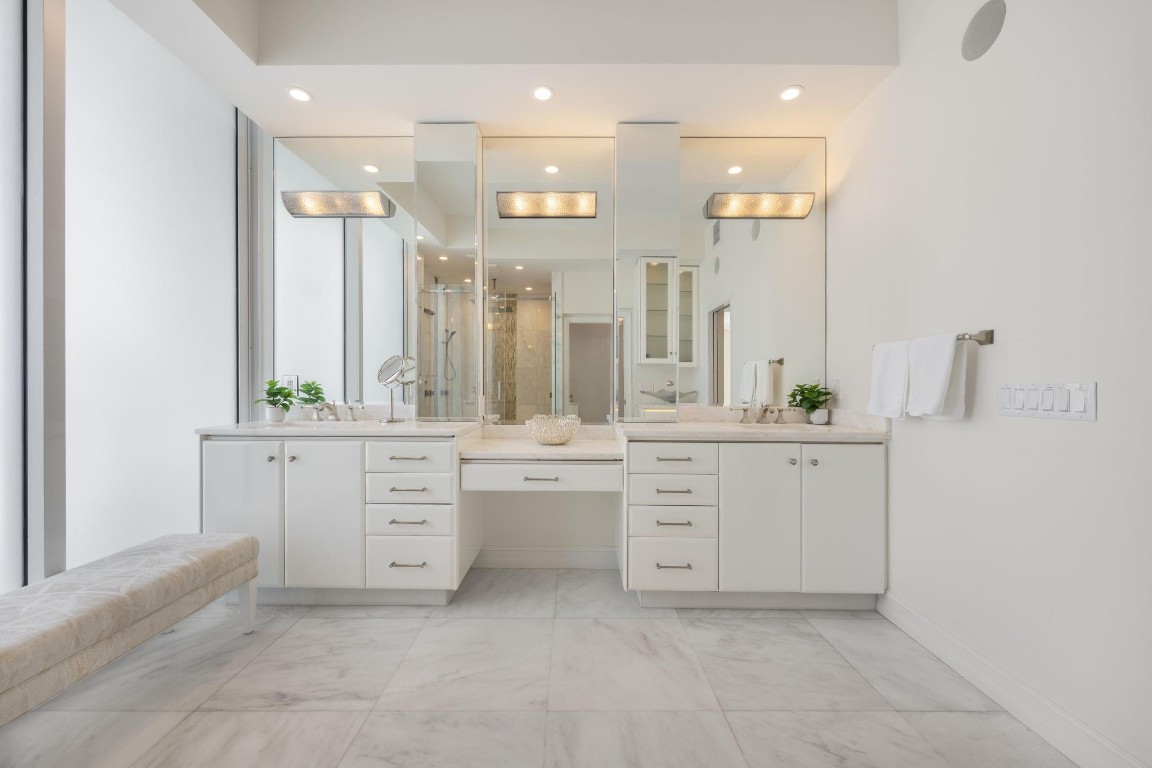 111 SE 8th #PH-1701 Fort Lauderdale, FL 33301