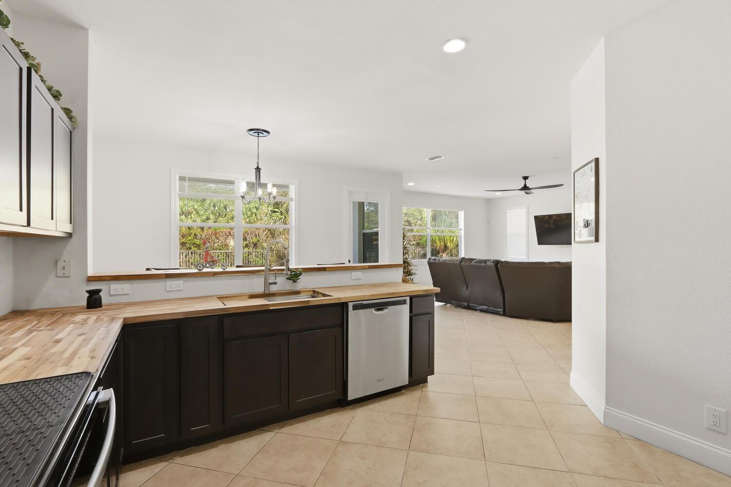 1085 Center Stone Ln Riviera Beach, FL 33404