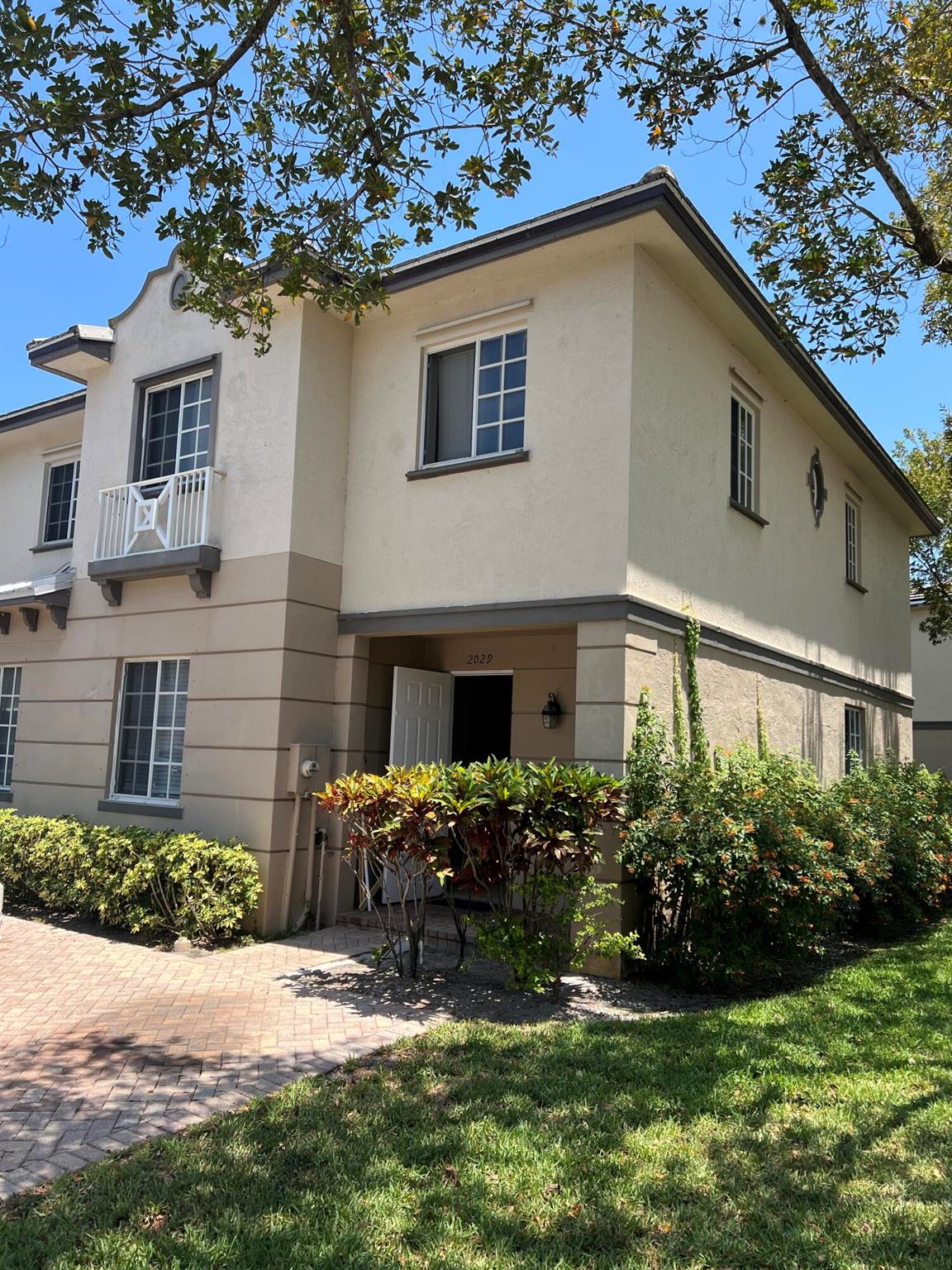 2029 Island Dr