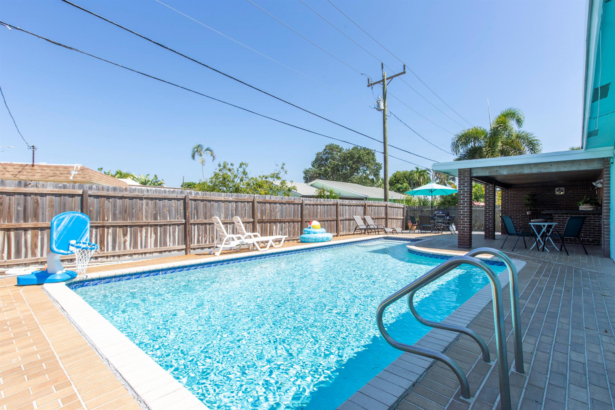 709 Lindell Blvd