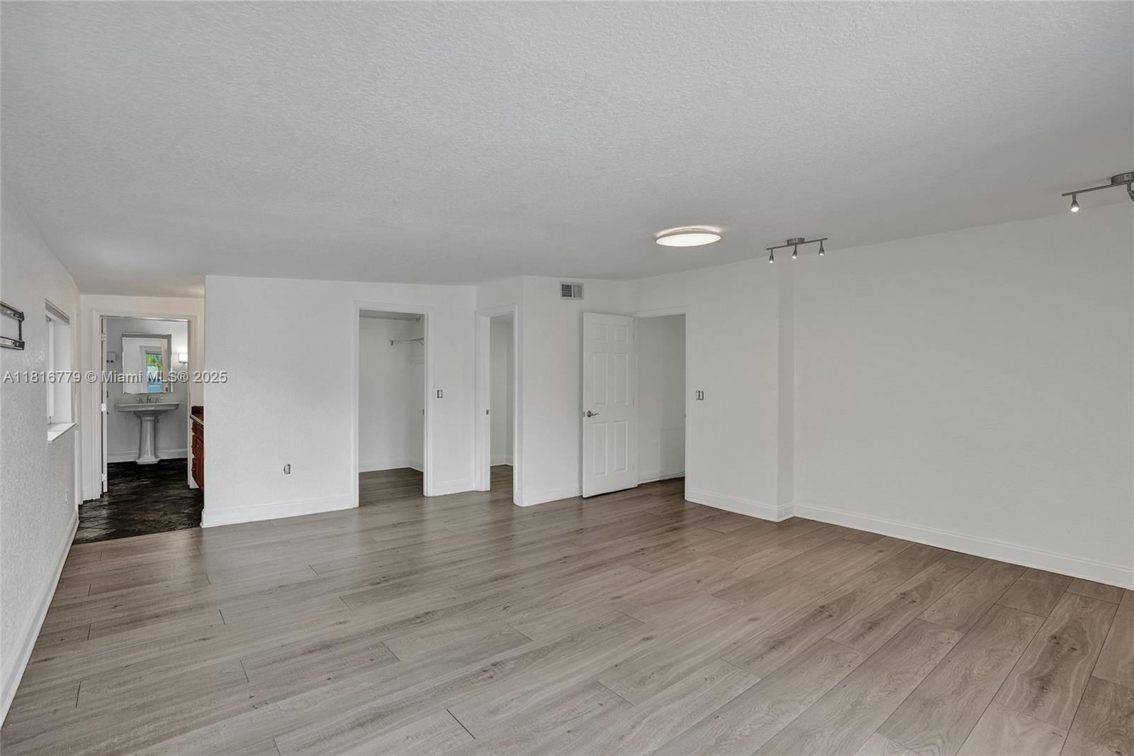 2050 NE 196th Ter North Miami Beach, FL 33179 2050 NE 196th Ter North Miami Beach, FL 33179