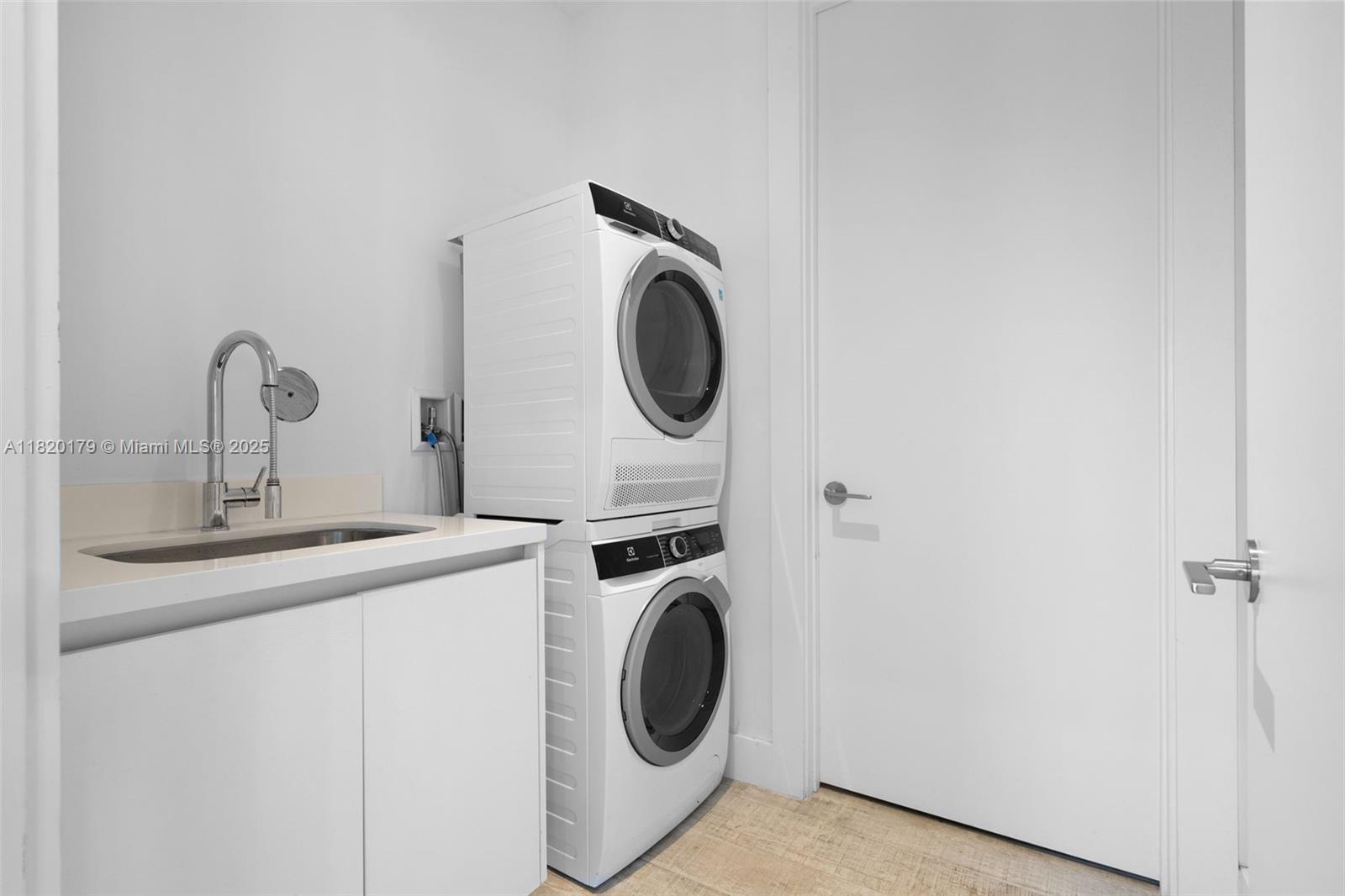 102 24th St #PH-1610 Miami Beach, FL 33139