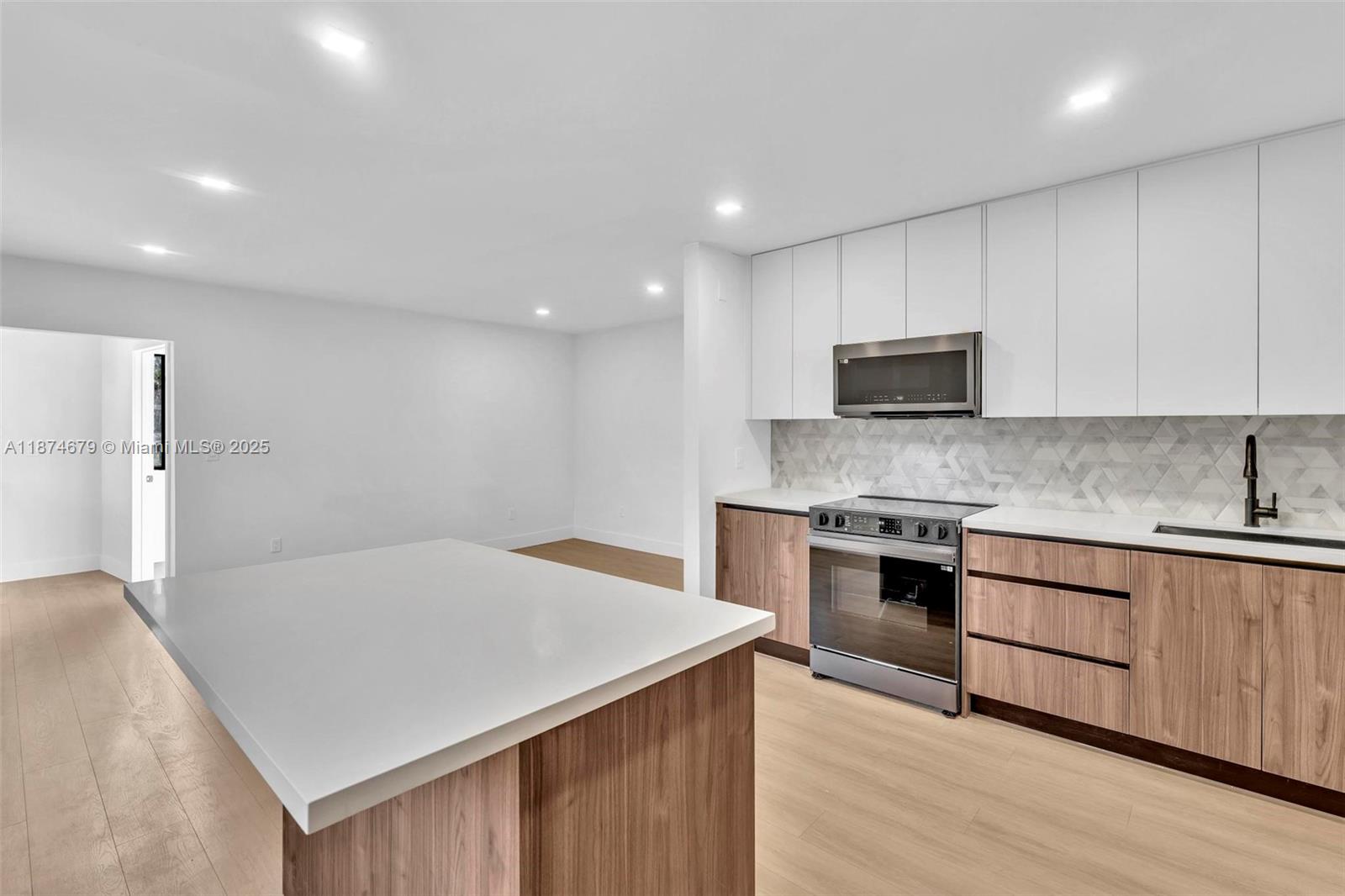 1123 NE 1st Ave
