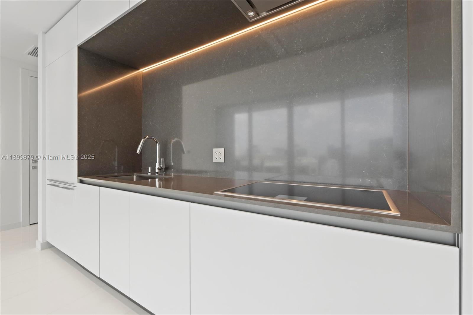 image Aston Martin12