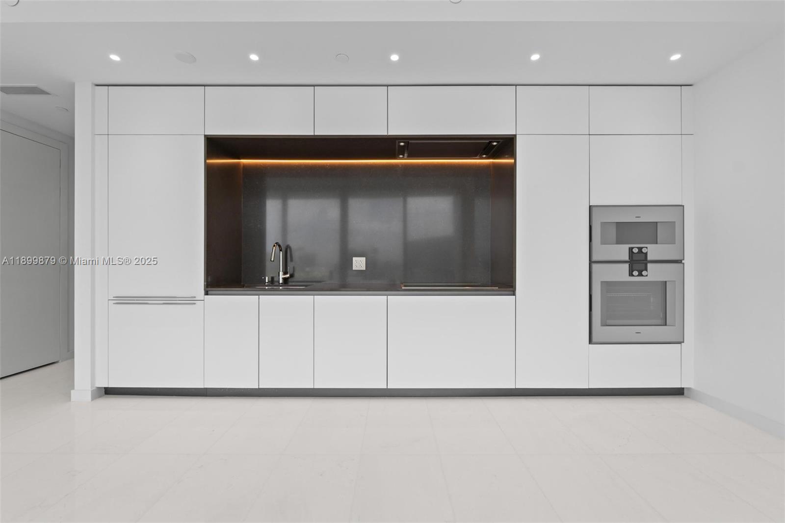 image Aston Martin21