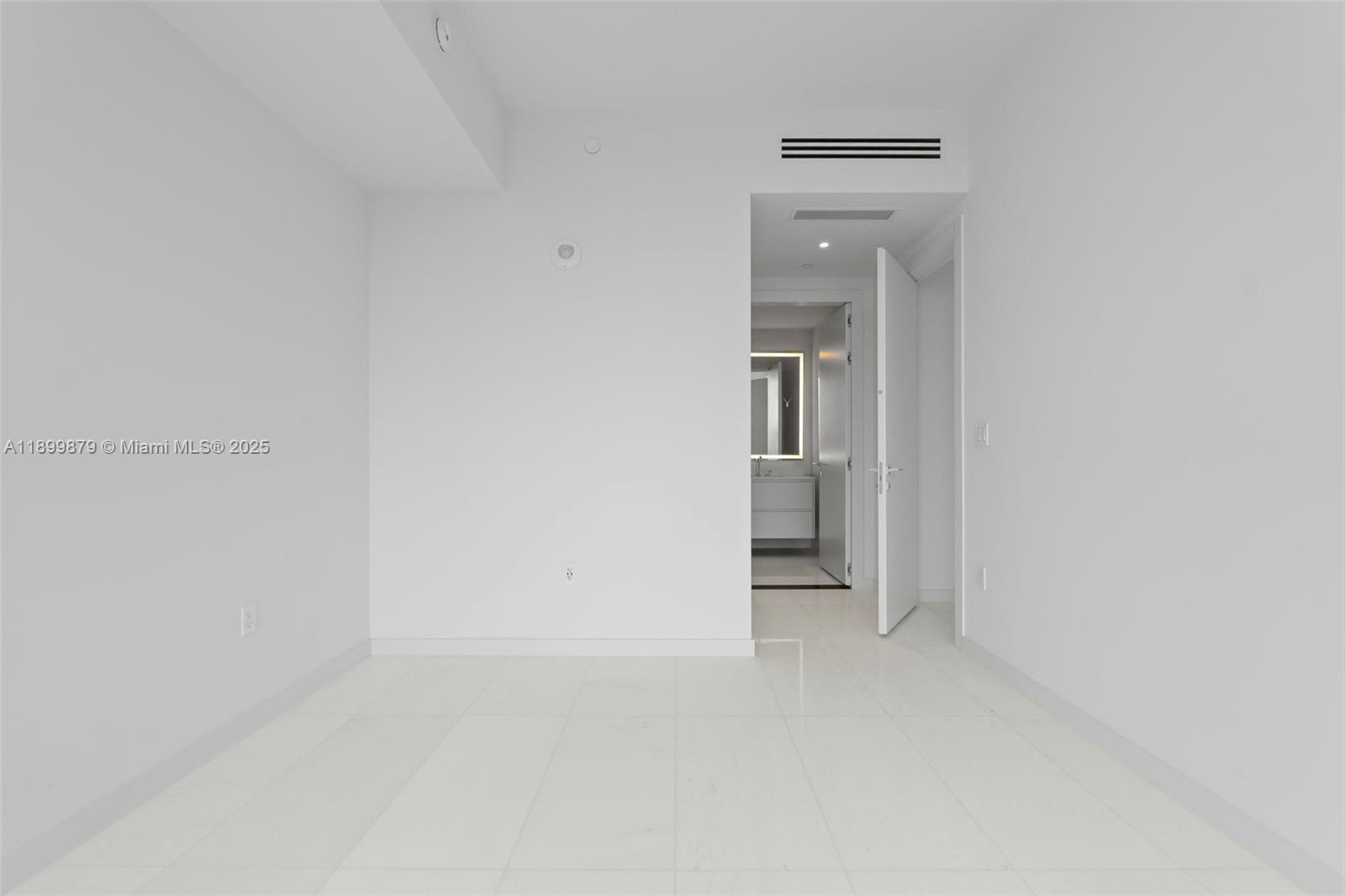 image Aston Martin23