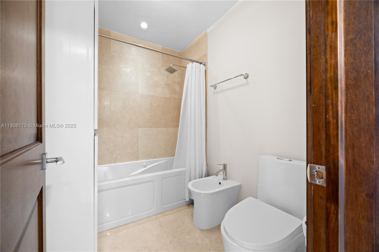 7141 E Lago Dr Coral Gables, FL 33143