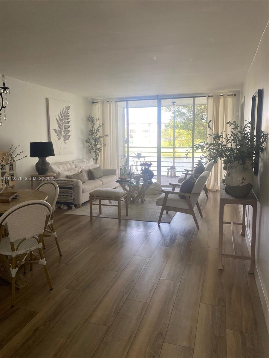 9420 Poinciana Pl #214 Davie, FL 33324