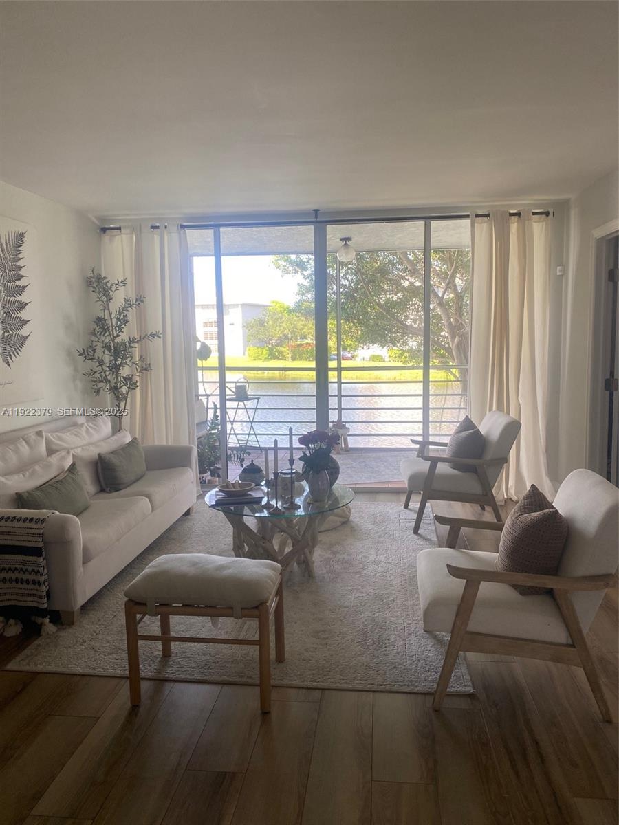 9420 Poinciana Pl #214 Davie, FL 33324