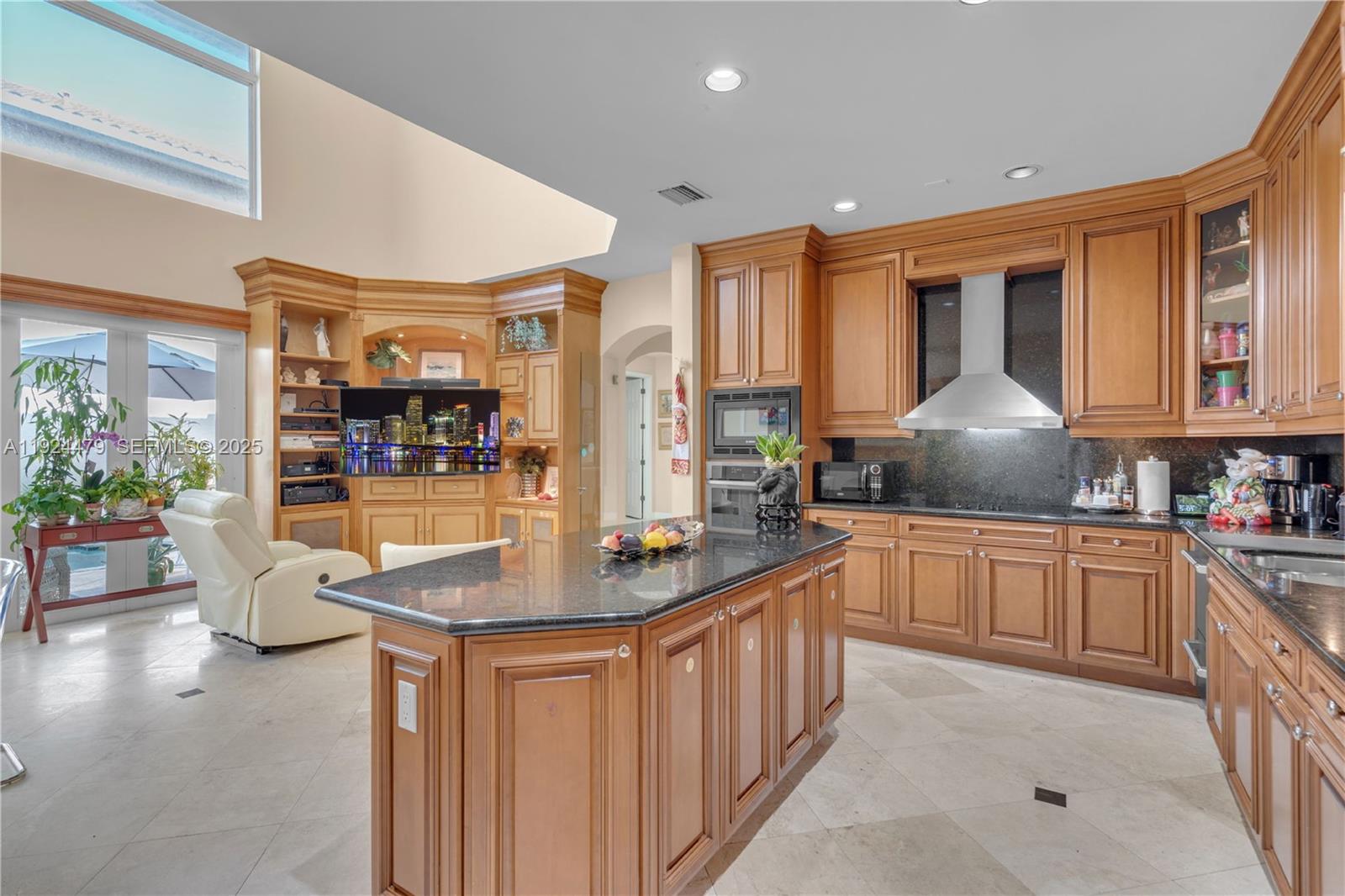 3942 194th Ln Sunny Isles Beach, FL 33160