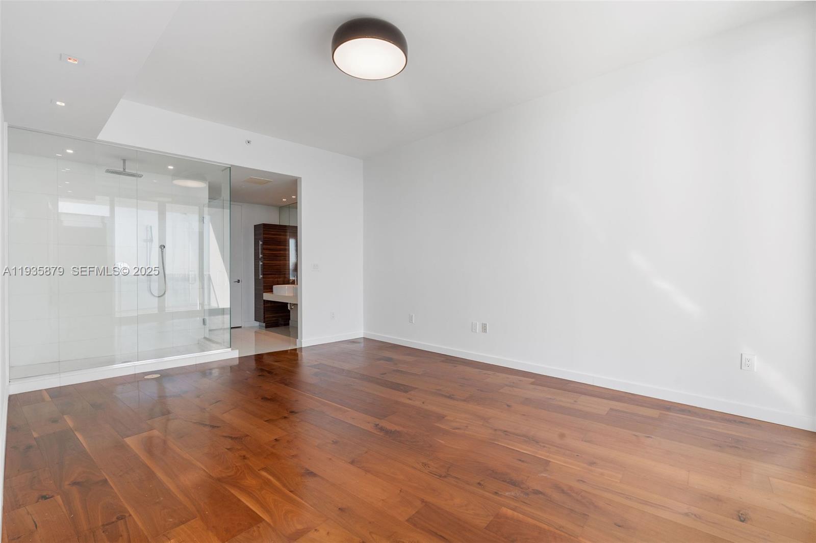 image Paramount Bay14