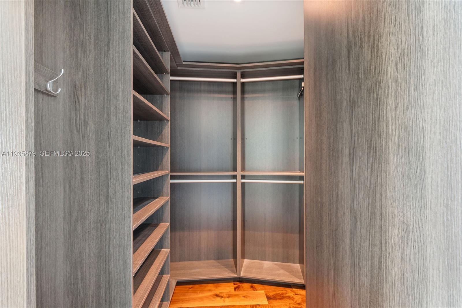 image Paramount Bay18