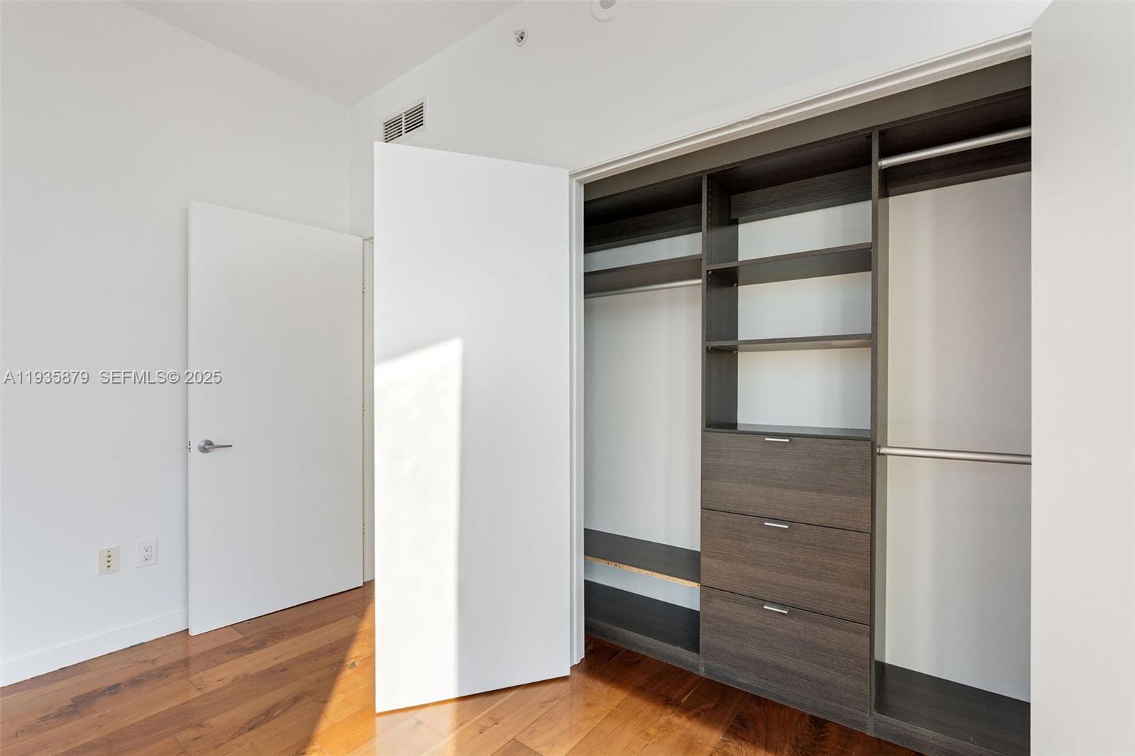 image Paramount Bay23