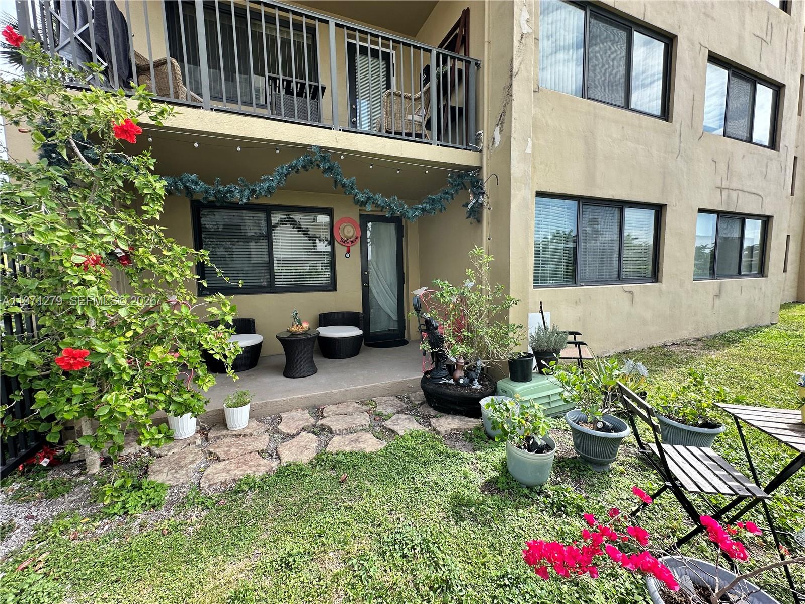 301 Golden Isles Dr #114