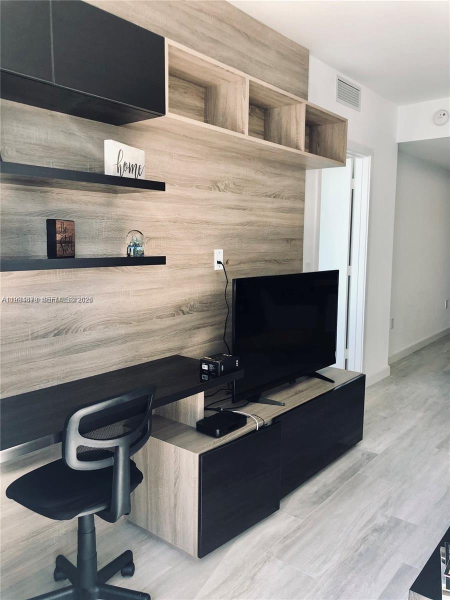 45 SW 9th St #2004 Miami, FL 33130