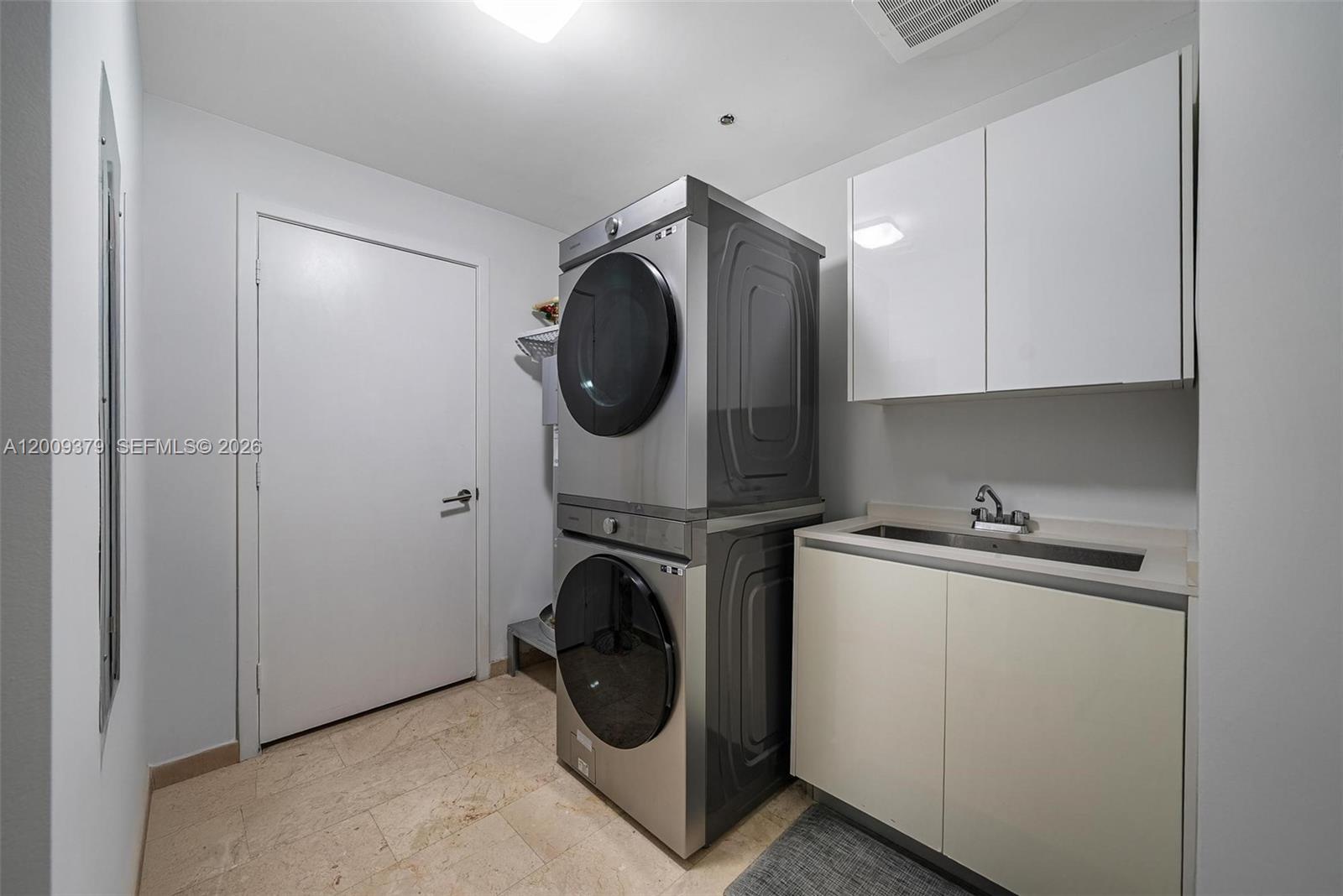 88 SW 7th St #3801 Miami, FL 33130