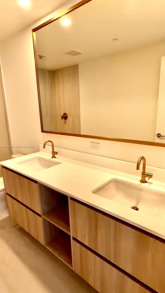 77 SE 5st #2306 Miami, FL 33131