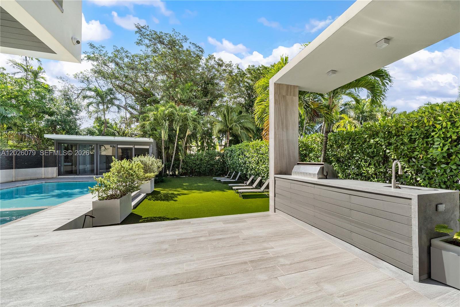 5061 N Bay Rd Miami Beach, FL 33140