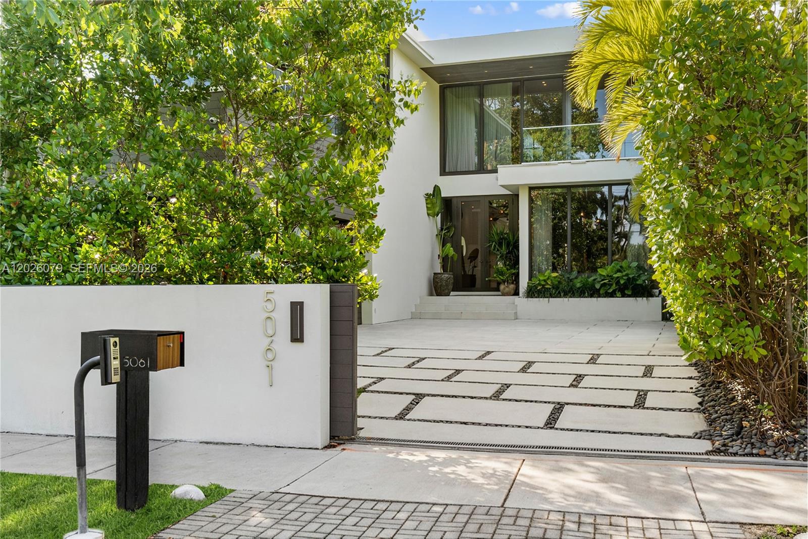 5061 N Bay Rd Miami Beach, FL 33140