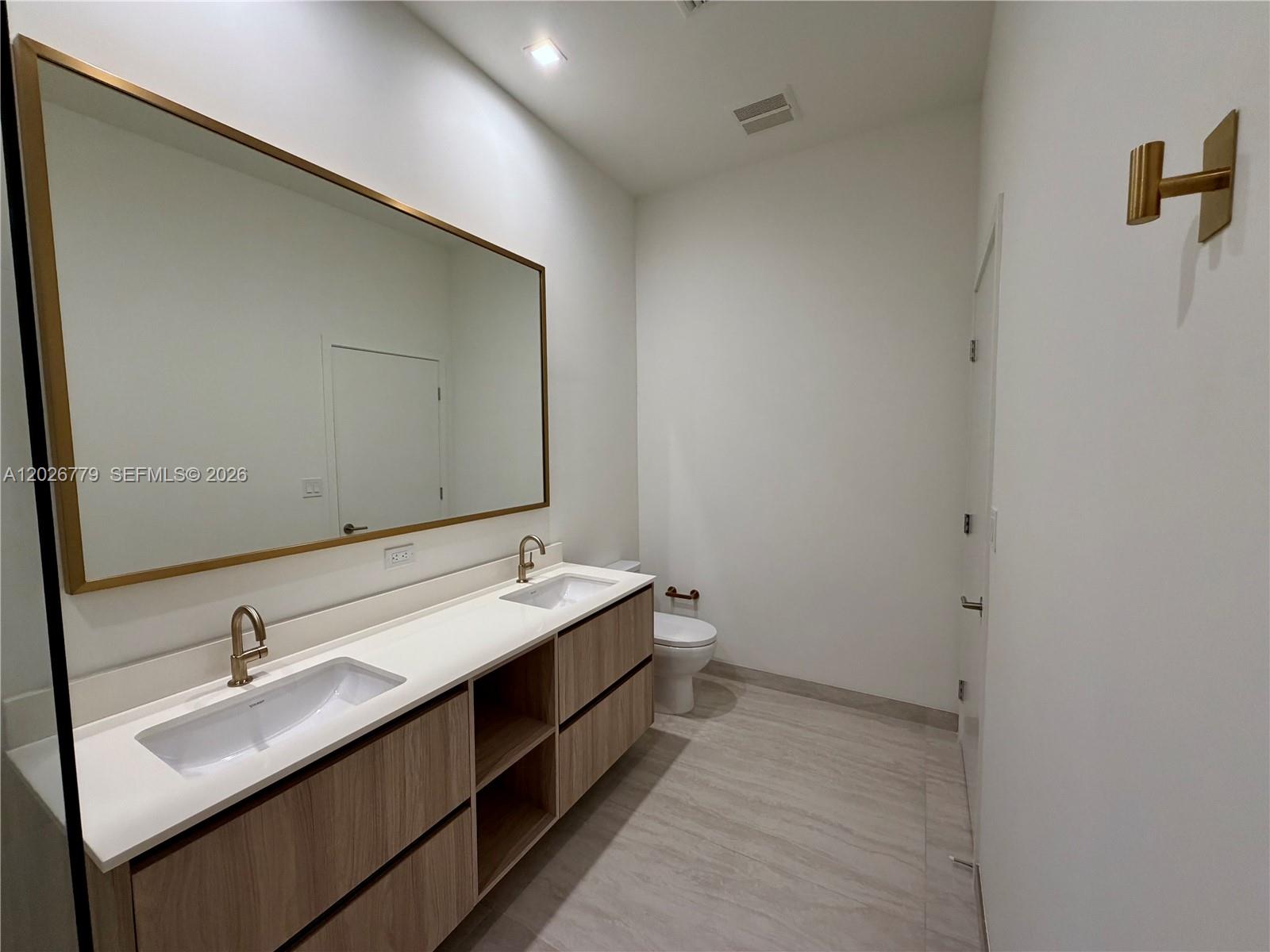 77 SE 5th St #407 Miami, FL 33131