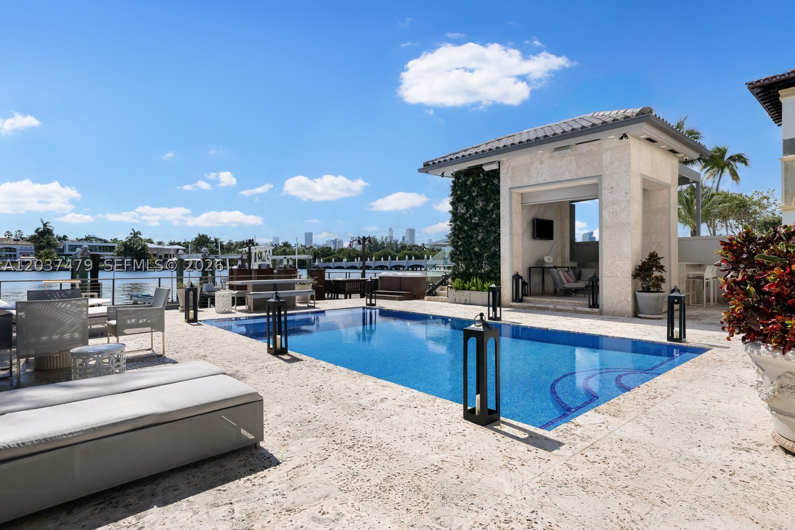 176 S Hibiscus Dr Miami Beach, FL 33139