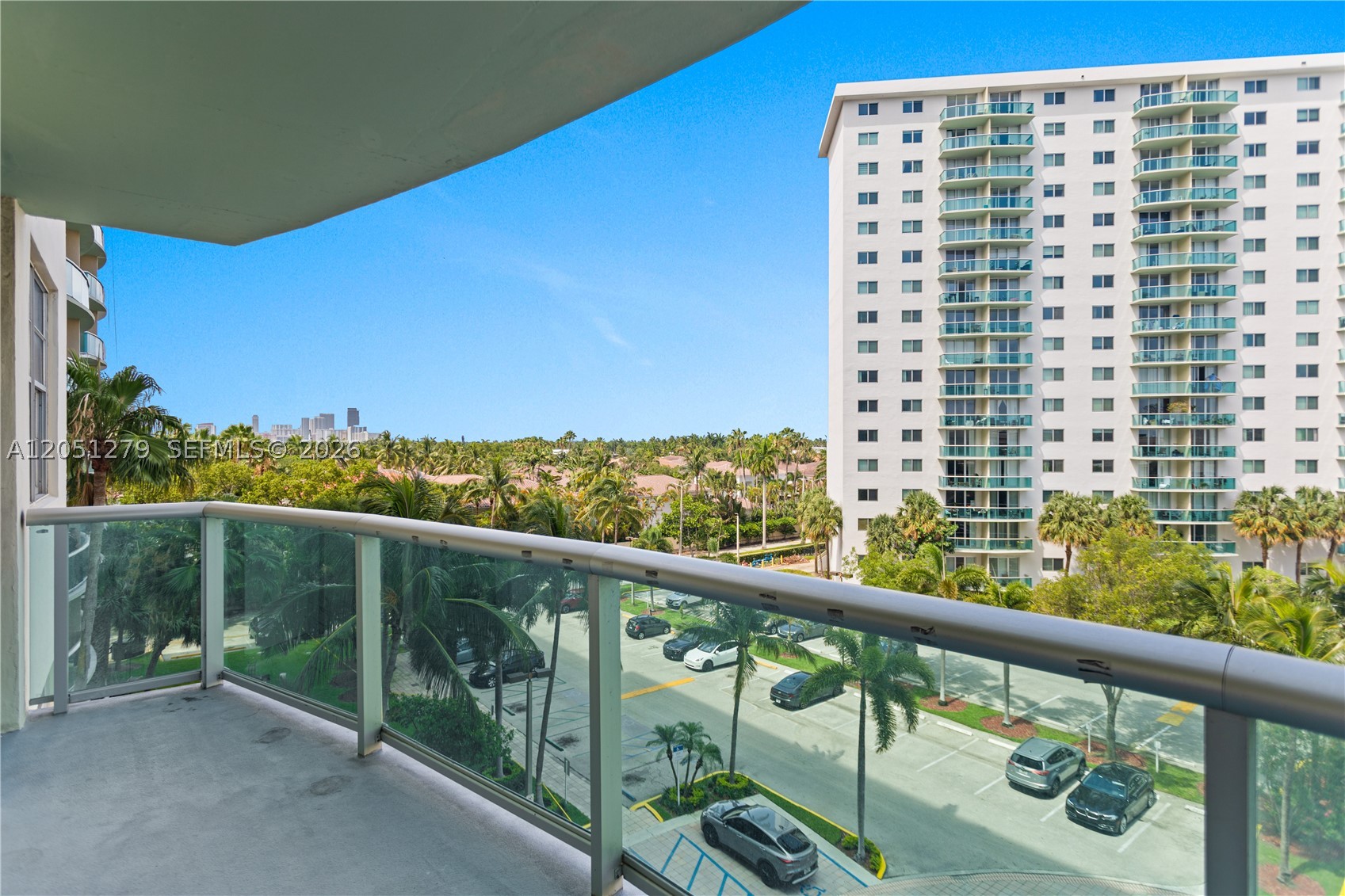 19390 Collins Ave #516
