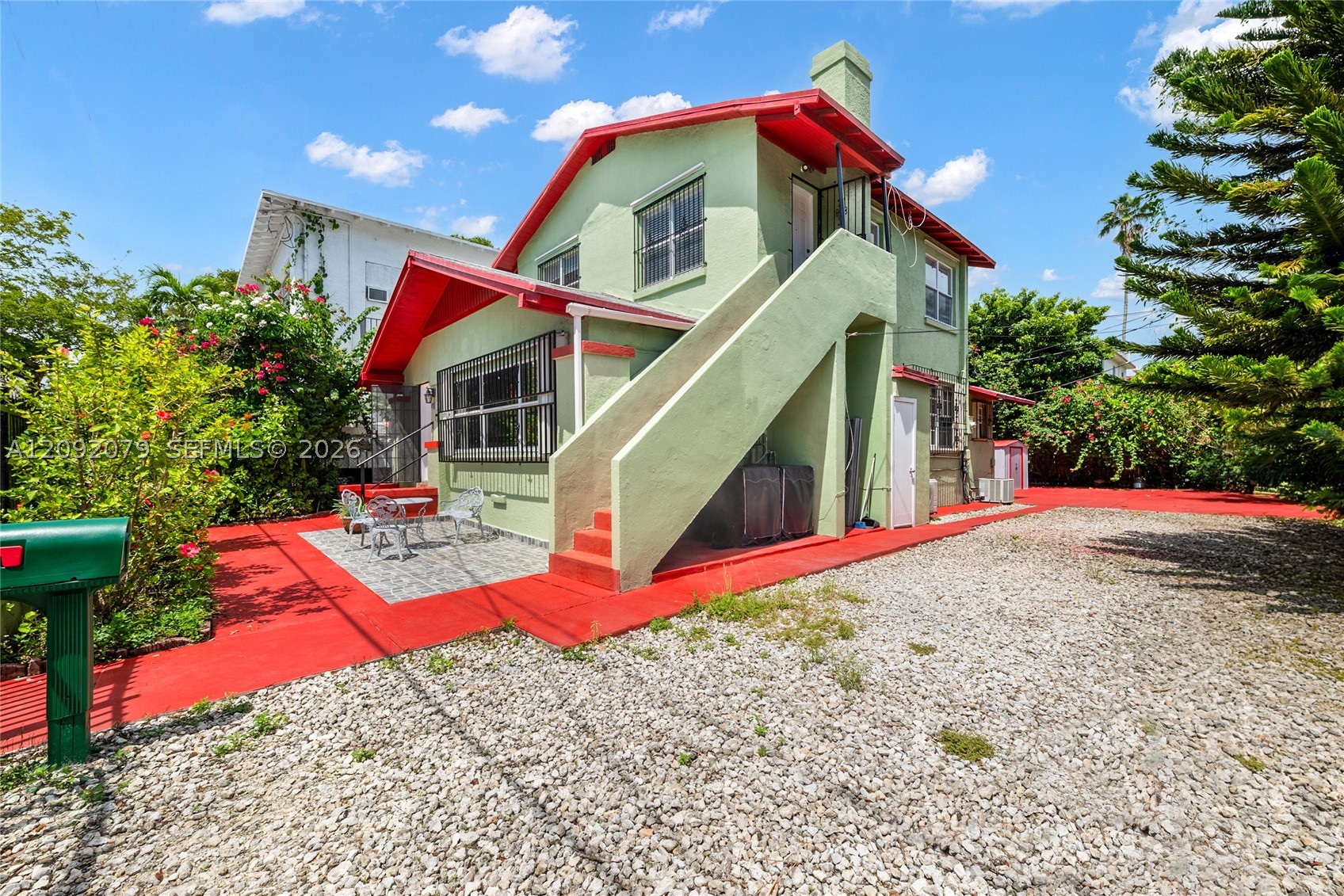 569 SW 5th St
