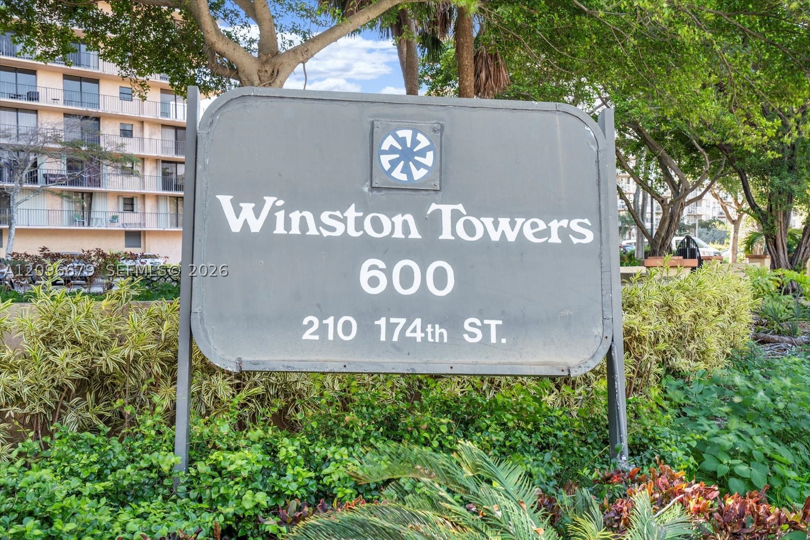 image Winston Towers 60011