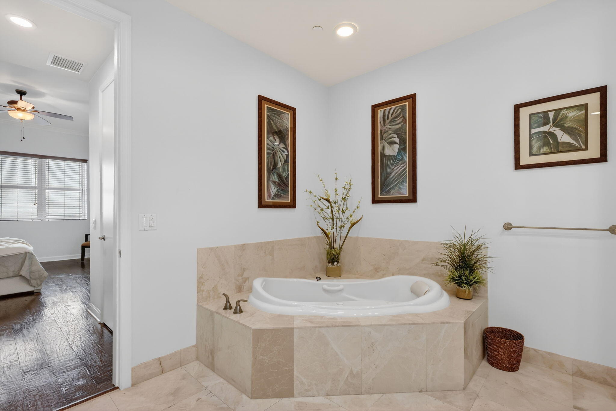 2640 Lake Shr Dr #2608 Riviera Beach, FL 33404