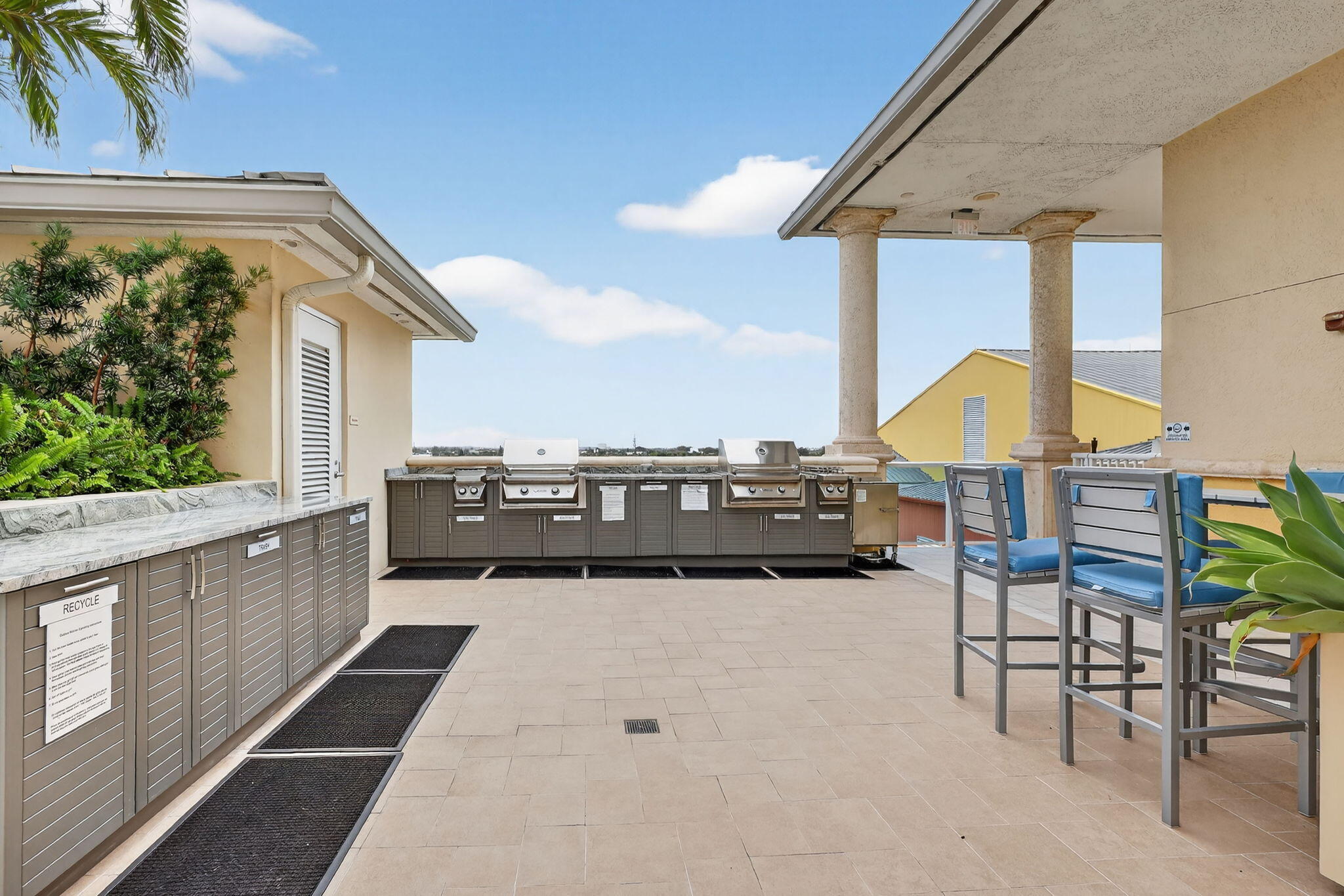 2640 Lake Shr Dr #2608 Riviera Beach, FL 33404
