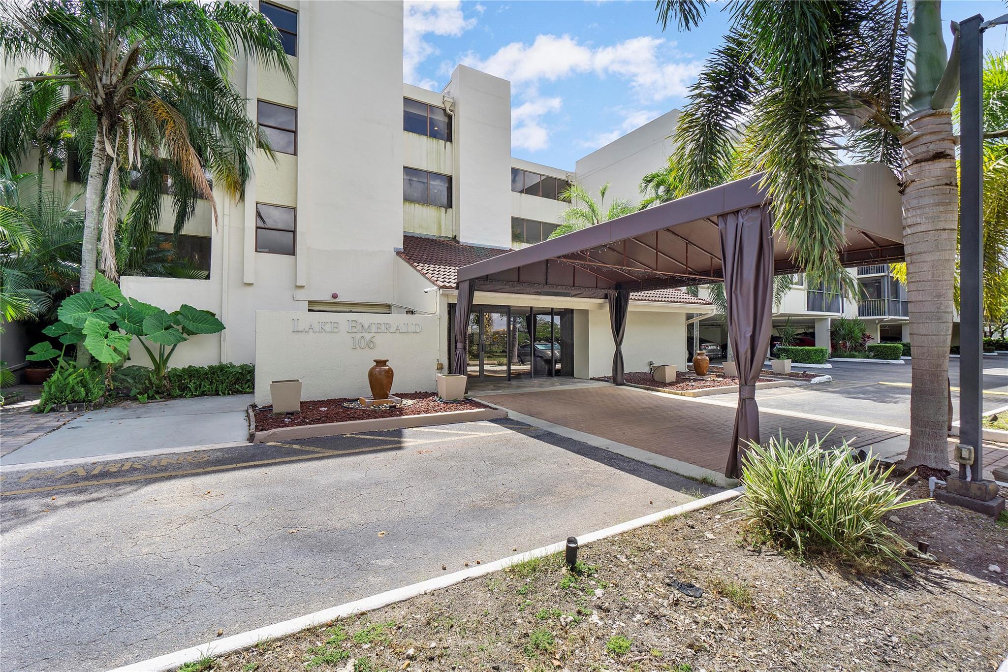 106 Lake Emerald Dr #315