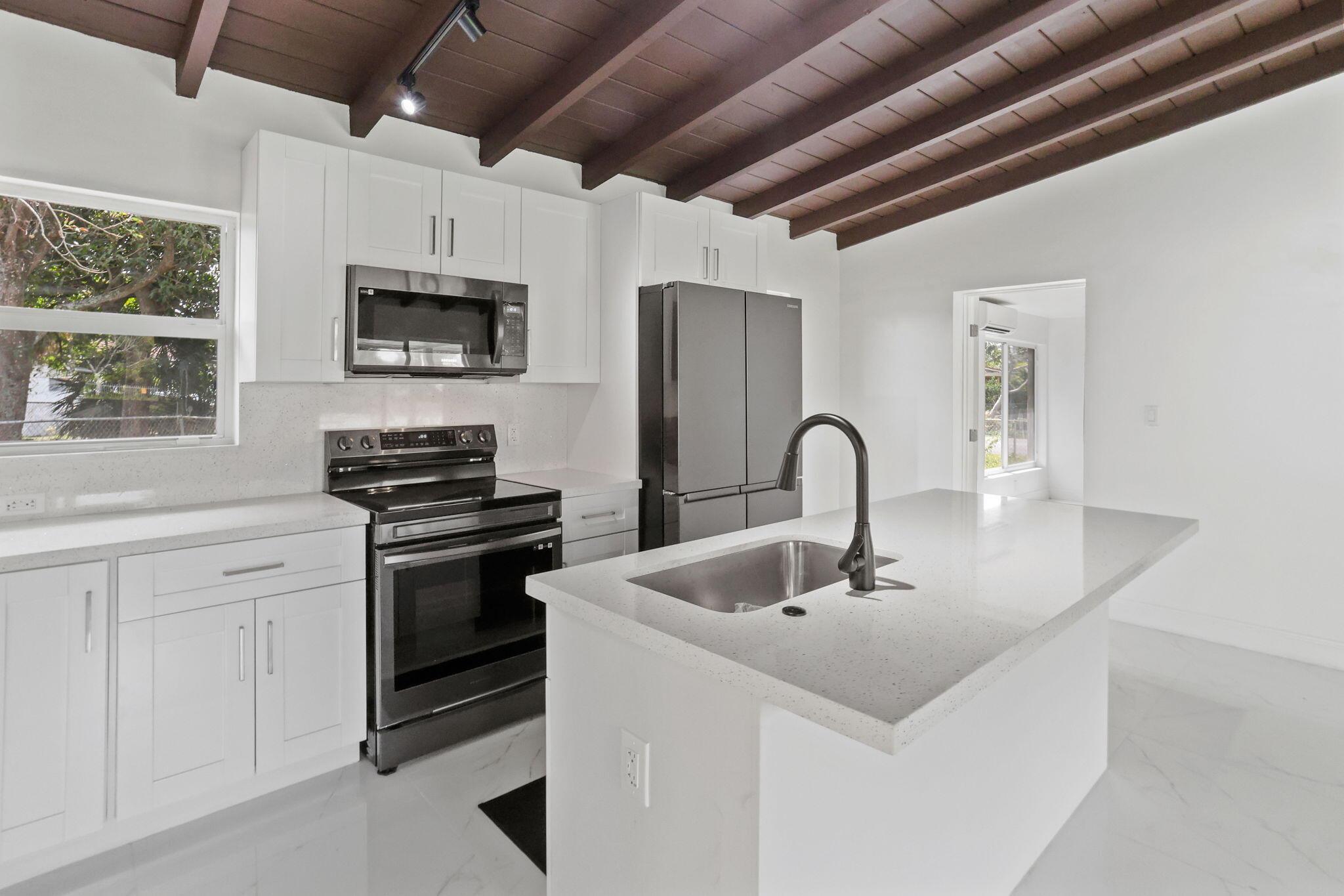 1530 NW 18th Ct Fort Lauderdale, FL 33311