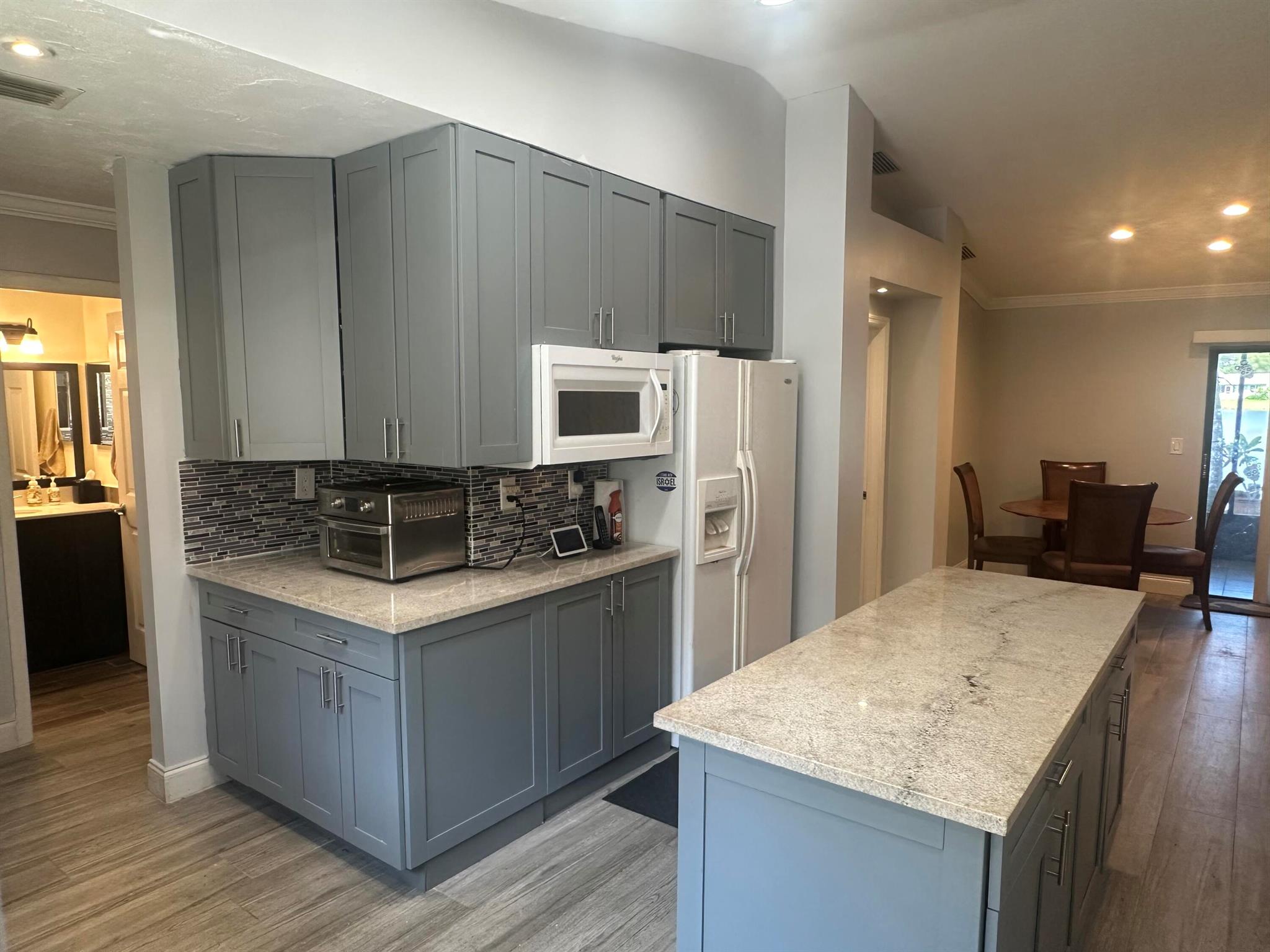 37 Mayfair Ln