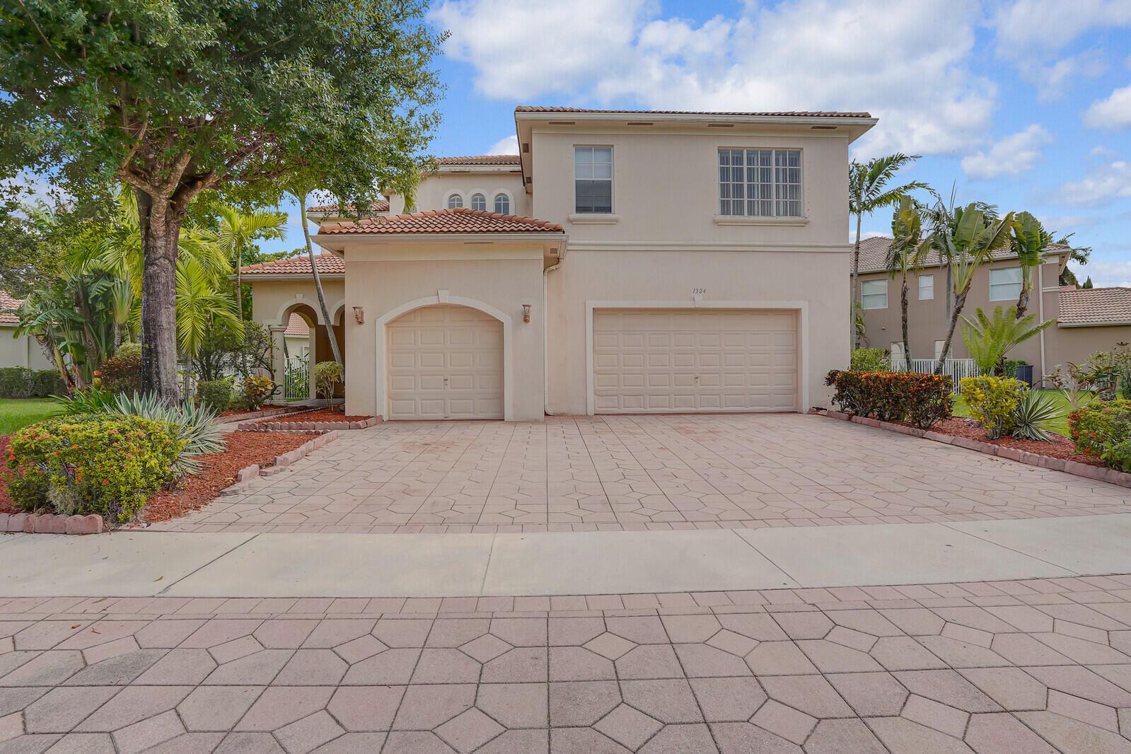 1324 Beacon Cir