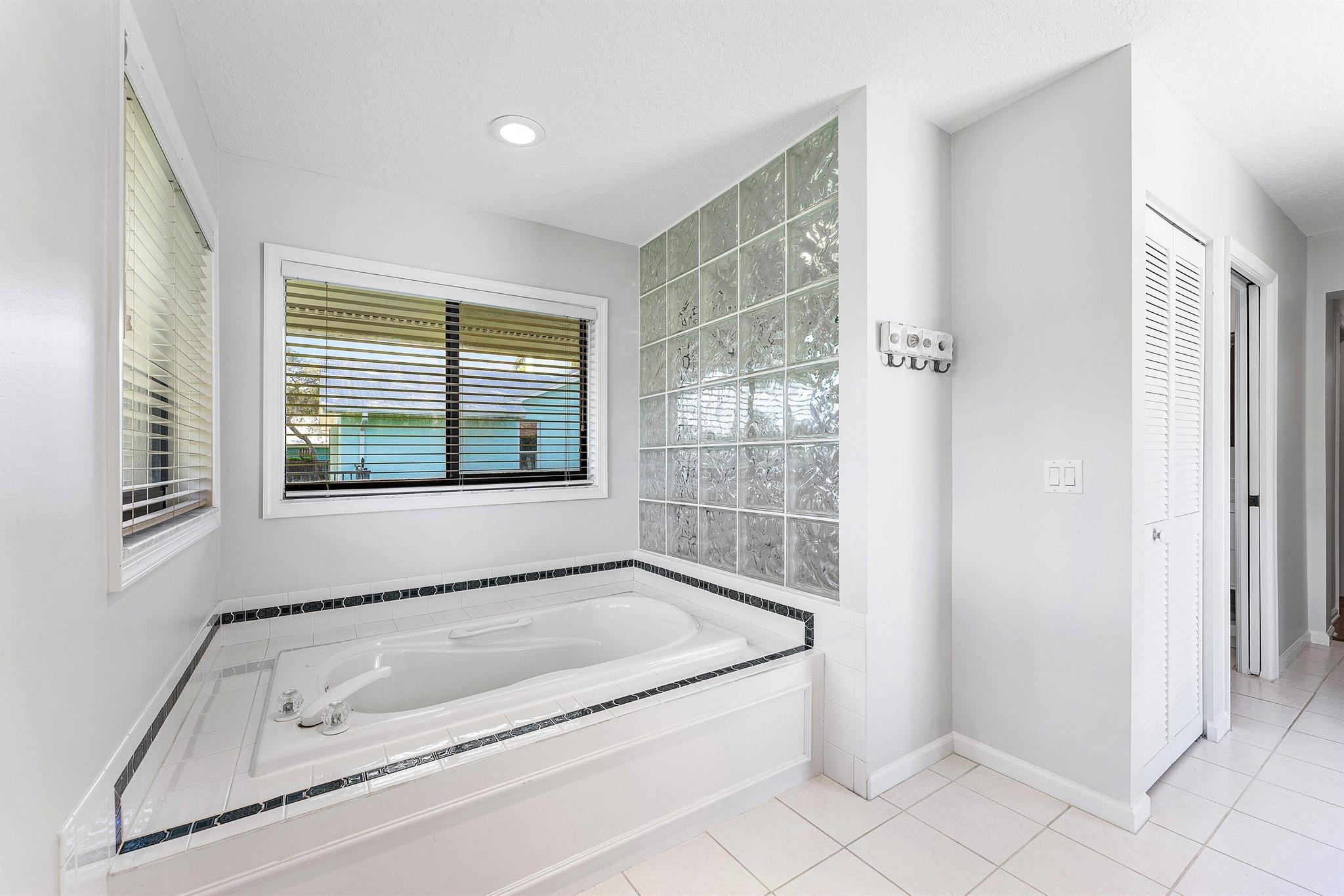 6048 Woodlake Rd Jupiter, FL 33458