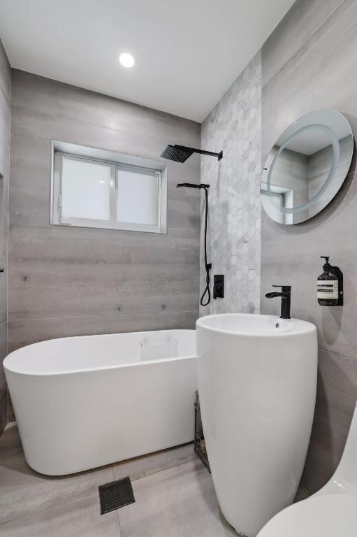 5830 SW 51st Miami, FL 33155