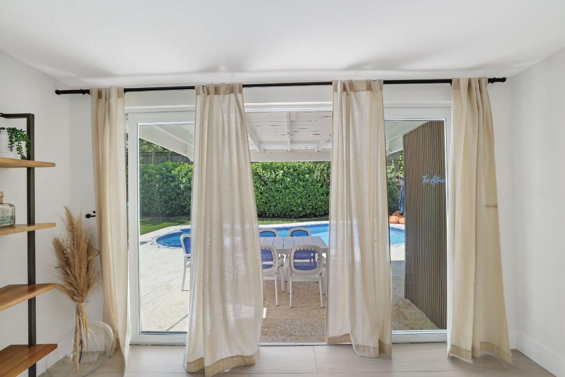 5830 SW 51st Miami, FL 33155